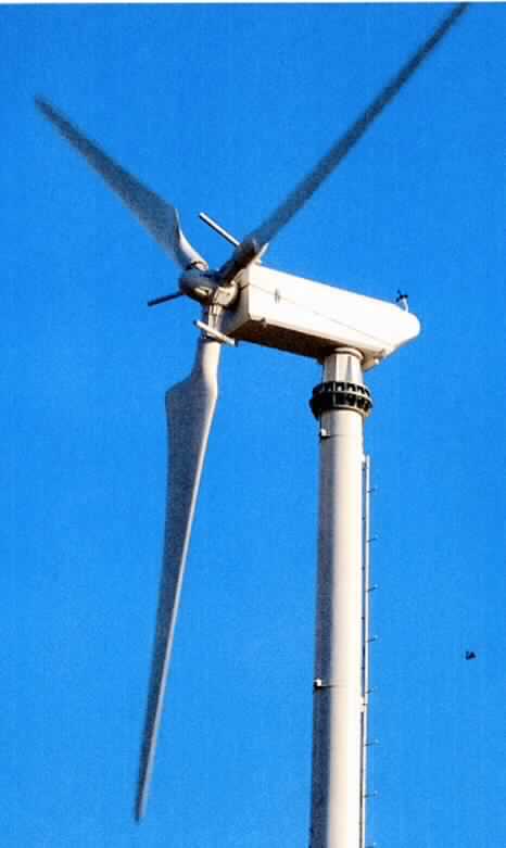 Sog. Kleinwindkraftanlage, im Wesentlichen bestehend aus
- einer Antriebs- bzw. Windkraftmaschine in Form einer Gondel (Gehäuse / Turbinengehäuse) aus Aluminium 
  und/oder Kunststoff mit einem Rotorkopf mit Rotorblättern aus glasfaserverstärktem Kunststoff, Windmesser,
  Windfahne, einer Steuerung für das Bremssystem sowie einem Steuerschrank für die Stromumwandlung
  (Gleichrichter, Lastwiderstand, Wechselrichter) und
- einem elektrischen Generator in Form eines Drehstromgenerators (3-Phasen-Wechselstromgenerator), je nach
  Modell mit einer Leistung von 2 bis 30 kW.

Sämtliche Bestandteile (ohne Anlageturm bzw. Mast) sind in mehreren Kisten verpackt.

Die noch nicht zusammengesetzte Anlage wird als "windgetriebenes Stromerzeugungsaggregat, nicht von dem Taric-Code 8502 3100 10 erfasst" eingereiht.

Anlage: 1 Abbildung