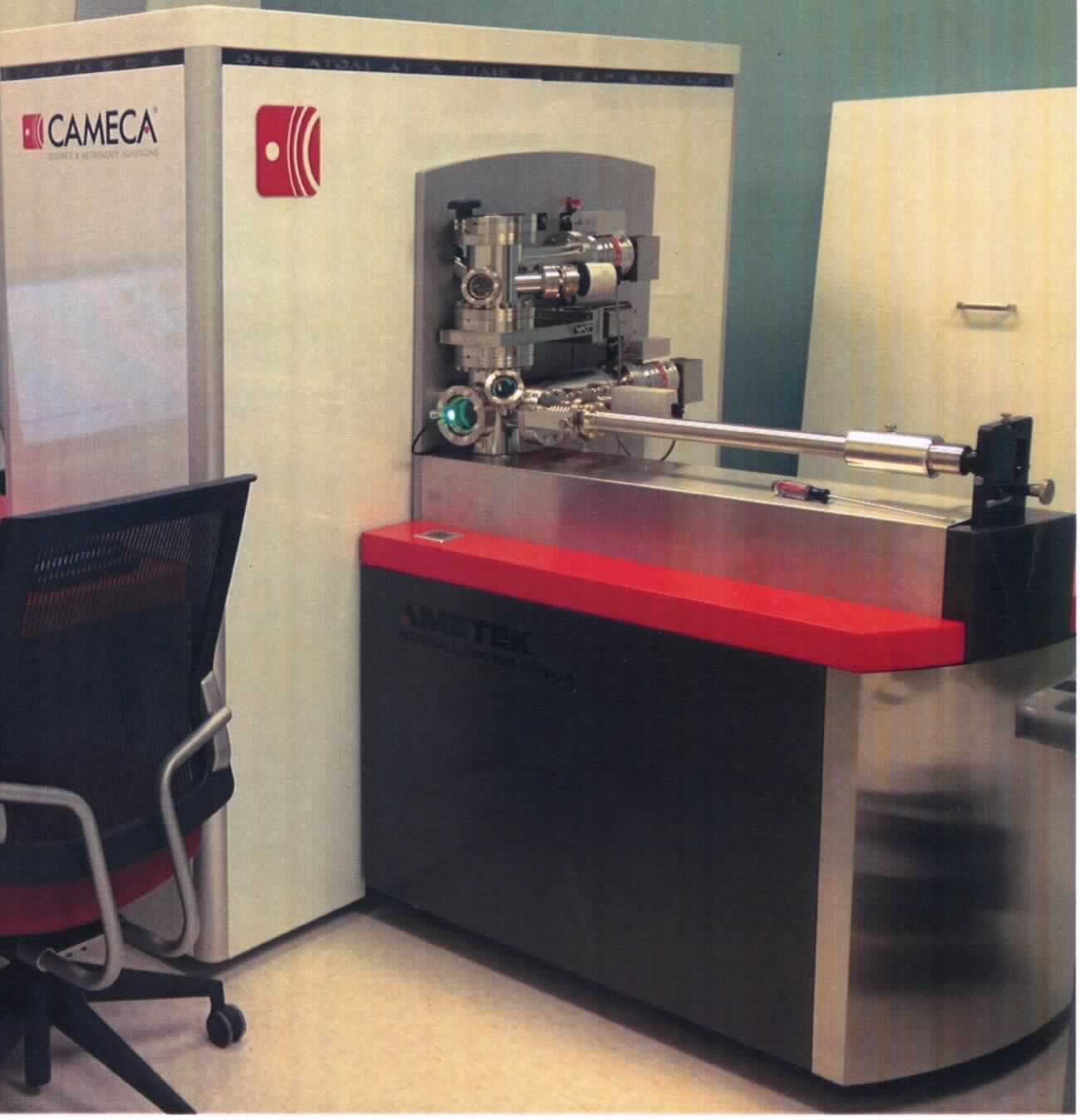 System für die Atomsondentomographie in Form einer funktionellen Einheit, im Wesentlichen bestehend aus einem Hauptgerät, einem Steuerschrank und einer integrierten Steuer-, Auswerte- und Überwachungsstation mit PC. Die Einzelkomponenten sind über Kabel verbunden. Das Hauptgerät verfügt über ein Vakuumsystem mit Pumpen, eine Probenkammer, einen Hochspannungsgenerator, einen Laser, sowie einen Detektor (siehe Abbildung in der Anlage).
Das System ist eine Weiterentwicklung des Feldionenmikroskops und ermöglicht die dreidimensionale Abbildung der lokalen Zusammensetzung von Materialien in atomarer Auflösung. Hierzu werden mit Hilfe von Hochspannungsimpulsen und Laser einzelne Atome aus der Probe gelöst, welche durch den Detektor nach Raum und Zeit detektiert werden. Dadurch kann die ursprüngliche Position der Atome in der Probe rekonstruiert werden. Das Gerät wird in der wissenschaftlichen Materialanalyse eingesetzt.
Die Ware wird als "anderes als optisches Mikroskop, kein Elektronenmikroskop, mit Vorrichtungen versehen, die ihrer Beschaffenheit nach zum Handhaben und Transportieren von Halbleiterscheiben (wafers) oder Reticles besonders bestimmt sind" eingereiht.