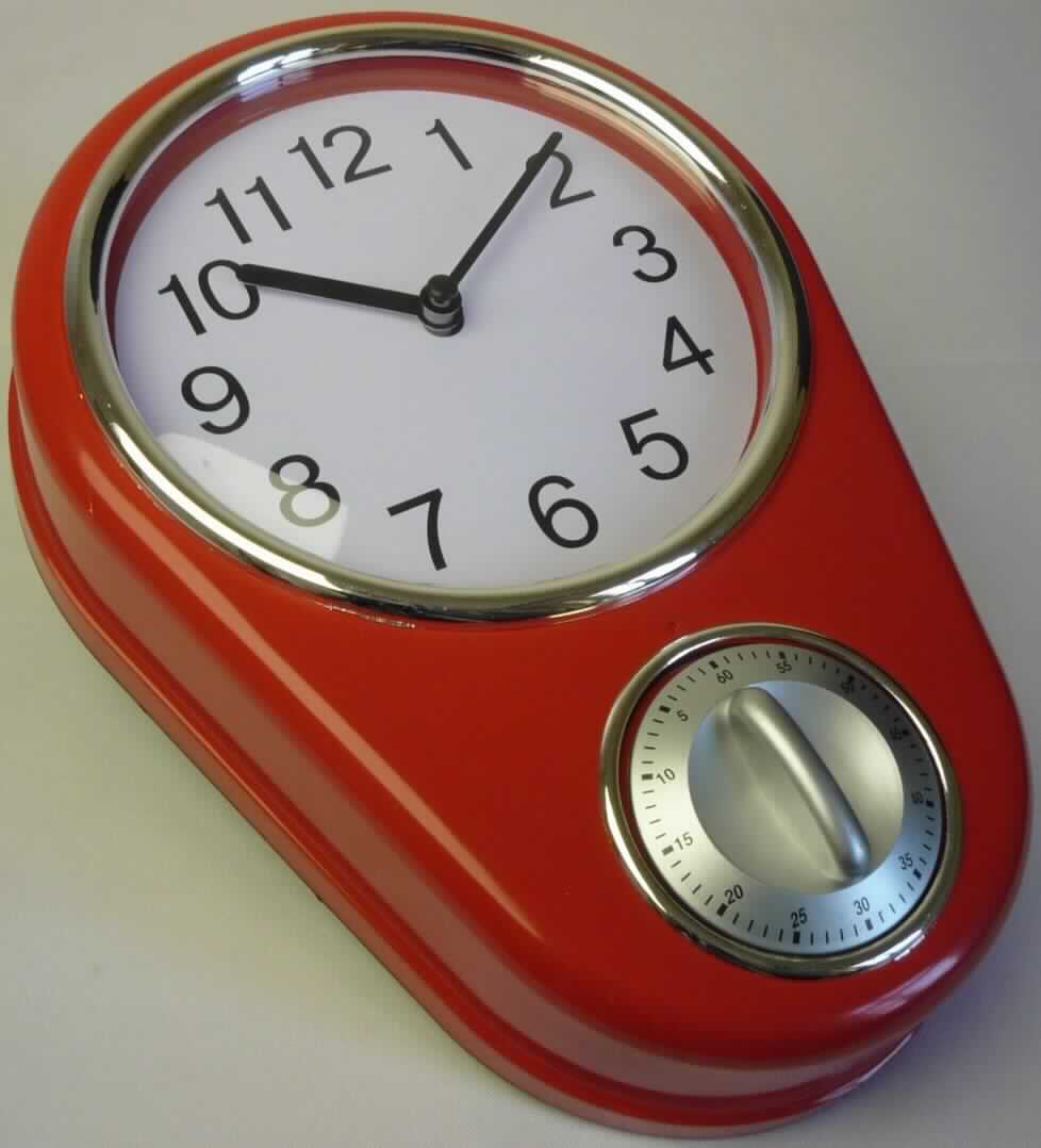 Sog. Wanduhr, "maxxcuisine 50s Retro Kitchen Style", siehe Foto.
Es handelt sich um eine Wanduhr als zusammengesetzte Ware in einem ovalen Kunststoffgehäuse mit Glasabdeckung (Maße: 15/7 x 22 x 4,5 cm = Breite oben/unten x Länge x Dicke). Das Gehäuse ist auf der Rückseite mit einer Aufhängevorrichtung zum Befestigen an der Wand versehen. Die Uhr ist elektrisch betrieben (1,5 V Batterie), enthält ein 5,5 x 4 x 1,5 cm großes Uhrwerk und weist eine analoge Anzeige durch Stunden- und Minutenzeiger auf. Im unteren Gehäuseteil befindet sich ein Kurzzeitmesser (Minutenzähler) mit einem Weckerwerk, einem Aufzugsmechanismus und ein von 0 - 60 eingeteiltes Zifferblatt. 
Die Uhr ist im Hinblick auf den Umfang und den Verwendungszweck charakterbestimmend. 
Sie ist in einem bedruckten Pappkarton verpackt.

Diese Ware ist als "andere als von den Positionen 9101 bis 9104 erfasste Uhr, Wanduhr, elektrisch betrieben" einzureihen.