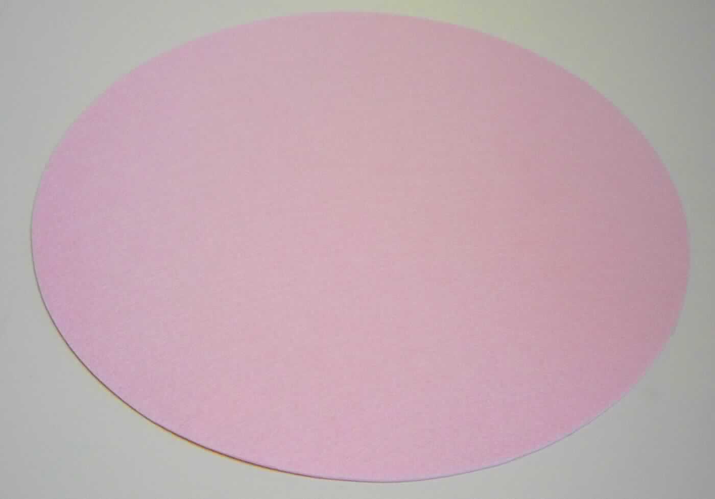 Filztischset Rund, Art. 61877, Foto siehe Anlage,
- lt. Antrag als zweiteiliges Set in einem Polybeutel verpackt,
- rund, mit einem Durchmesser von ca. 40 cm (somit konfektioniert, damit keine Ware der Position 5603),
- laut Untersuchungsergebnis aus einem genadelten und mit Bindemittel bzw. Bindefasern verfestigten Vliesstoff 
  aus laut Antrag 100 % Polyester (synthetische Chemiefasern; somit nicht aus Filz),
- soll als Untersetzer für z. B. Gläser, Vasen oder Teller bei Tisch verwendet werden; wird insbesondere wegen 
  des Materials üblicherweise nicht gewaschen und kennzeichnet sich aufgrund des Verwendungszwecks und der 
  Ausstattung als Ware zur Innenausstattung, somit keine Tischwäsche der Position 6302.

"Andere Ware zur Innenausstattung (Tischset), aus Spinnstoffen, keine Ware der Position 9404, aus
 Vliesstoffen, aus synthetischen Chemiefasern"
