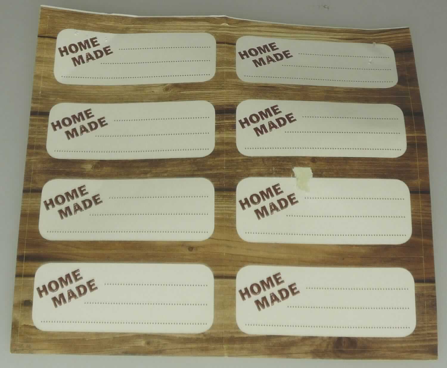 Nach dem vorliegenden Warenmuster und den ergänzenden Angaben der Antragstellerin handelt es sich um rechteckige, etwa 5,4 x 2,5 cm große Etiketten aus Papier, die auf der Schauseite mit den Worten "HOME MADE" und drei unterschiedlich langen Schreiblinien farbig bedruckt und auf der Rückseite mit einer selbstklebenden Beschichtung versehen sind. Jeweils acht Etiketten sind auf einem silikonisierten Trägerpapier aufgebracht. Drei Trägerpapiere mit Etiketten sind in einem Polybeutel mit Headercard verpackt. Die Etiketten dienen der Kennzeichnung von selbst gemachten Waren.

Abbildung siehe Anlage.

Derartige Waren gehören als "Etiketten aller Art aus Papier, bedruckt, selbstklebend" zur Codenummer 
4821 10 10 00 0 des Zolltarifs.