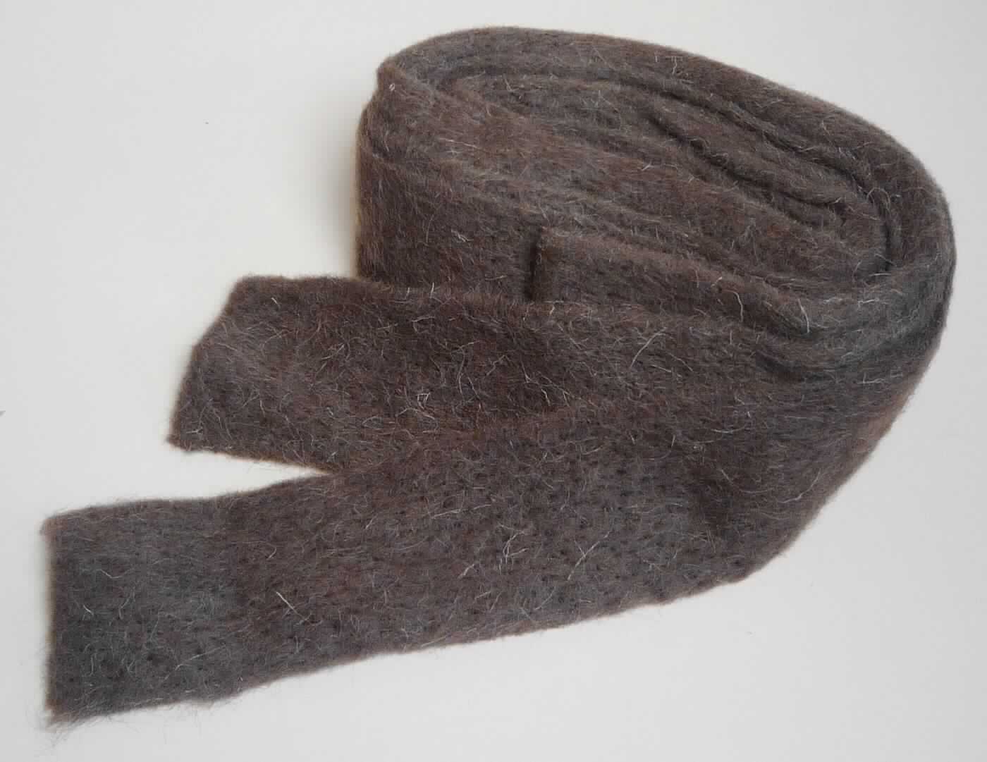 Nadelfilz, sog. Wollband, Art. 61730, Foto siehe Anlage,
- aufgerollt, in einem Polybeutel verpackt,
- als Meterware, mit einer Länge von laut Antrag 4 m und einer Breite von ca. 7 cm,
- aus Fasern aus laut Antrag 100 GHT Wolle,
- weder getränkt, bestrichen, überzogen noch mit Lagen versehen,
- stellt sich aufgrund der Beschaffenheit weder als Garn der Position 5109 noch als Band der Position 5806 dar.

"Filz, Nadelfilz, weder getränkt, bestrichen, überzogen, noch mit Lagen versehen, aus Wolle"