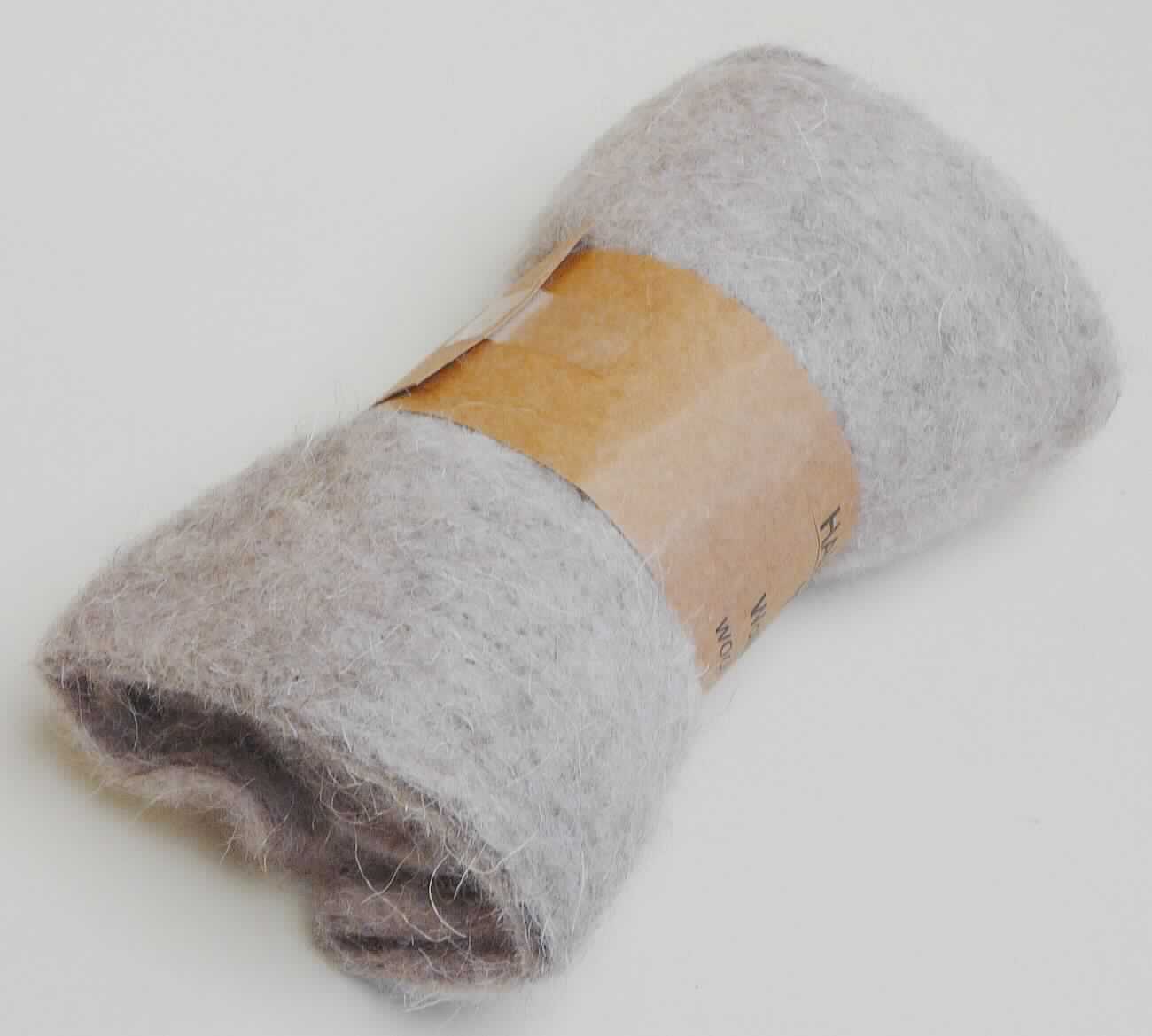 Nadelfilz, sog. Wollband, Art. 61731, Foto siehe Anlage,
- aufgerollt, in einem Polybeutel verpackt,
- als Meterware, laut Antrag mit einer Länge von 1 m und einer Breite von 12 cm,
- aus Fasern aus laut Antrag 100 GHT Wolle,
- weder getränkt, bestrichen, überzogen noch mit Lagen versehen,
- stellt sich aufgrund der Beschaffenheit weder als Garn der Position 5109 noch als Band der Position 5806 dar.

"Filz, Nadelfilz, weder getränkt, bestrichen, überzogen, noch mit Lagen versehen, aus Wolle"