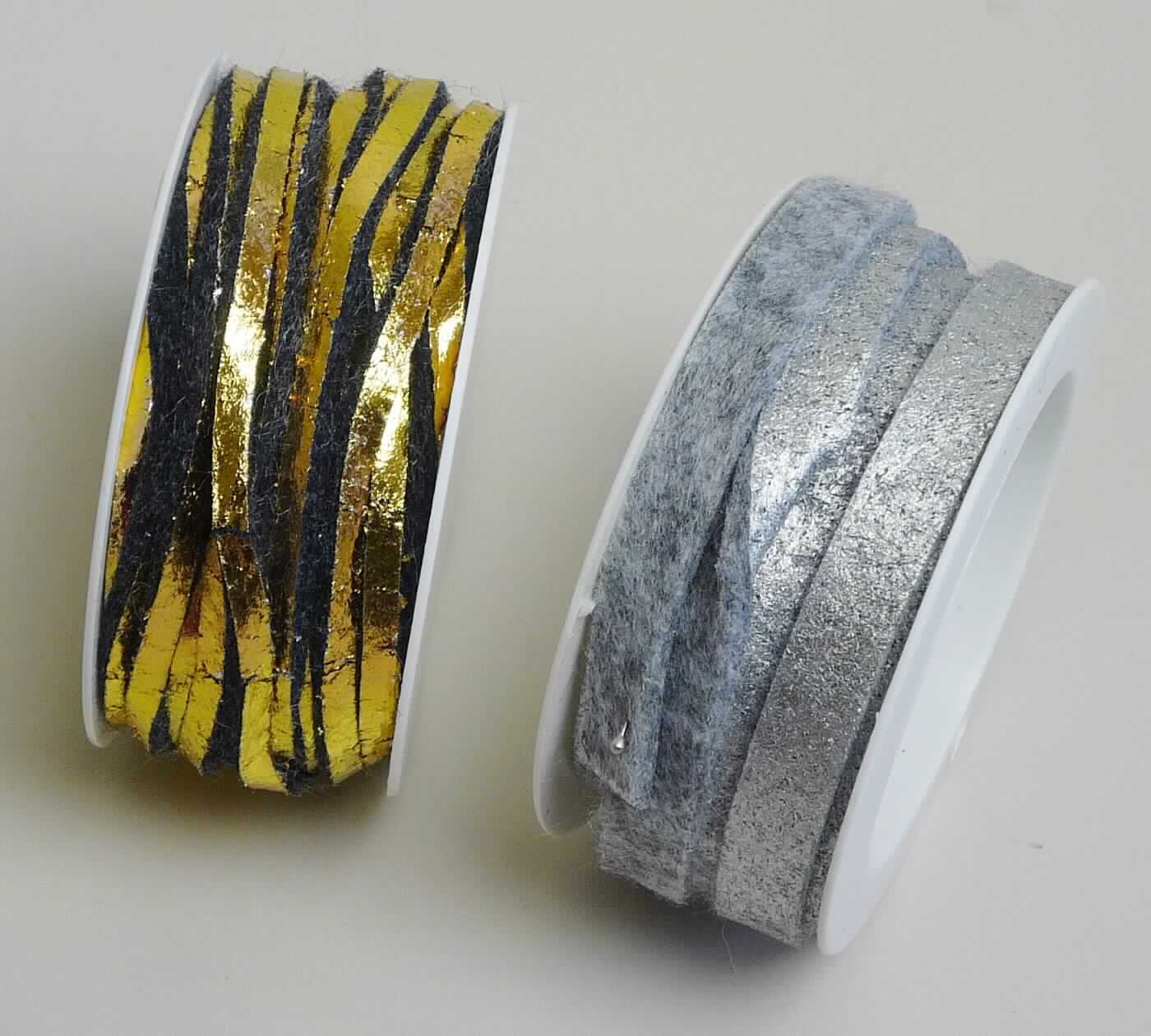 Vliesstoff, bestrichen, sog. Filzband, Art. 61980, Foto siehe Anlage,
- in zwei verschiedenen Ausführungen vorliegend,
- jeweils:
-- als Meterware auf Rollen; lt. Antrag mit einer Breite von 0,4 cm bzw. 1 cm,
-- laut Untersuchungsergebnis:
--- aus einem genadelten und mit Bindemittel verfestigten Vliesstoff aus lt. Antrag Polyester (synthetische 
    Chemiefasern, somit keine Ware der Position 5602),
--- keine Filamente enthaltend,
--- einlagig,
--- kein melt blown,
--- einseitig mit metallisierter Farbe versehen (bestrichen),
--- mit einem Quadratmetergewicht von 567 g bzw. 470 g.

"Vliesstoff, anderer als in den Unterpositionen 5603 11 bis 5603 14 genannte, mit einem Quadratmetergewicht 
  von mehr als 150 g, bestrichen"