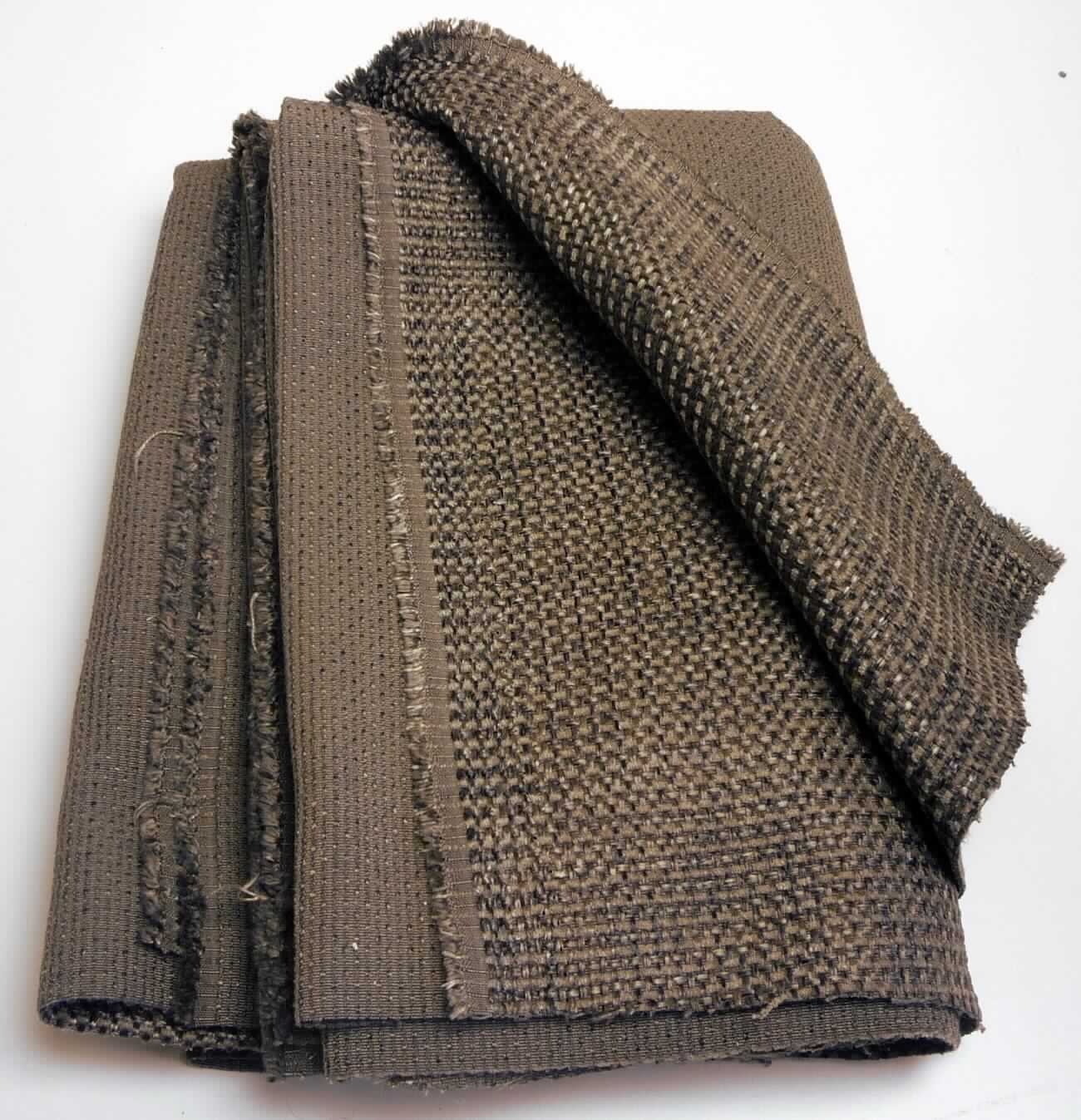Gewebe, Foto siehe Anlage,
- als Meterware; mit einer Breite von mehr als 30 cm,
- wird laut Antrag zur Polsterung von Möbeln verwendet,
- laut Untersuchungsergebnis:
-- aus ungezwirnten, nicht hochfesten, dünnen und dicken Kettgarnen aus synthetischen Filamenten (laut Antrag 
   aus Polyester), 
-- aus drei verschiedenen, ungezwirnten und nicht hochfesten Schussgarnen:
--- aus dünnen Garnen aus Polyester-Spinnfasern,
--- aus dicken, melierten Garnen aus synthetischen Filamenten (laut Antrag aus Polyester),
--- aus dicken, hellbraunen Garnen (Chenillegarne) aus Polyester-Spinnfasern,
-- mit einem Gesamtanteil an synthetischen Filamenten von ca. 60 GHT und an synthetischen Spinnfasern von
    ca. 40 GHT, 
-- in Musterbindung,
-- buntgewebt,
-- u. a. aufgrund der großen Garnabstände und der nicht samtartigen Oberfläche kein Chenillegewebe.

"Gewebe aus Garnen aus synthetischen Filamenten, anderes als in den Unterpositionen 5407 10 bis 5407 84
 genannte, buntgewebt"
