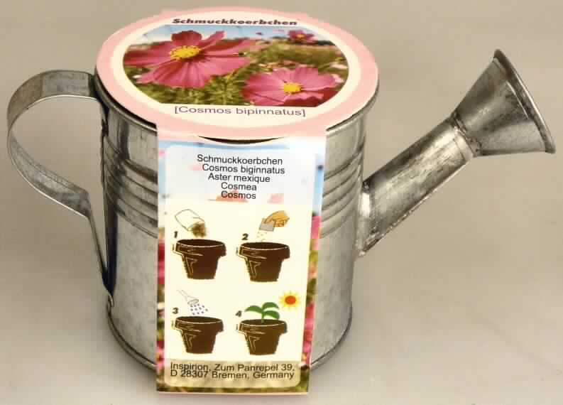 Nach den Angaben der Antragstellerin und der vorliegenden Warenprobe handelt es sich um eine Zusammenstellung bestehend aus einem Tütchen mit Samen des Schmuckkörbchens (Cosmos bipinnatus; auch Kosmee genannt) und einem auf die Menge der Samen abgestimmten Tütchen mit granuliertem Füllmaterial.

In das Granulat werden die Samen eingelegt und durch regelmäßiges Gießen und Lichteinfall sollen die Samen keimen und die Pflanzen wachsen.

In Hinblick auf die Verwendung (Pflanzenaufzucht) bestimmen die Samen den Charakter der Warenzusammenstellung. Bei der Kosmee handelt es sich um eine krautartige Pflanze, die hauptsächlich wegen ihrer Blüte gezogen wird.

Die Ware ist zusammen mit einer Gießkanne aus unedlem Metall (nicht Gegenstand dieser Auskunft) mit einer Pappbanderole mit aufgedruckter Pflanzanleitung für den Einzelverkauf aufgemacht.
Hinsichtlich der Gießkanne kommt eine Einreihung als Warenzusammenstellung im Sinne der AV 3b) auf Grund eines fehlenden gemeinsamen Bedarfs und des Gebrauchswertes der Gießkanne nicht in Betracht. 

Zolltarifrechtlich handelt es sich um Samen von krautartigen Pflanzen, die hauptsächlich wegen der Blüten dieser Pflanzen gezogen werden.