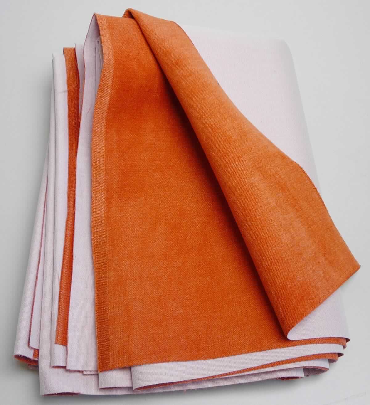 Textillaminat, sog. Gewebe aus Garnen, Foto siehe Anlage,
- als Meterware; mit einer Breite von mehr als 30 cm,
- wird laut Antrag zur Polsterung von Möbeln verwendet,
- laut Untersuchungsergebnis:
-- aus zwei mit ihrer ganzen Fläche aufeinander liegenden und so miteinander durch Kleben verbundenen Lagen:
--- mit einer Oberlage (Schauseite) aus aufgeschnittenem Samtgewebe (Rippenschusssamt) aus 
     synthetischen Chemiefasern (laut Antrag aus Polyester und Polyamid),
--- mit einer Unterlage aus einem weißen Gewebe in Leinwandbindung aus synthetischen Filamenten (laut Antrag
    aus Polyester),
- das die Schauseite bildende Samtgewebe verleiht der Ware insbesondere im Hinblick auf die Verwendung als
  Möbelbezugsstoff ihren wesentlichen Charakter.

"Samt, gewebt, keine Ware der Position 5802 oder 5806, aus Chemiefasern, Rippenschusssamt, aufgeschnitten"