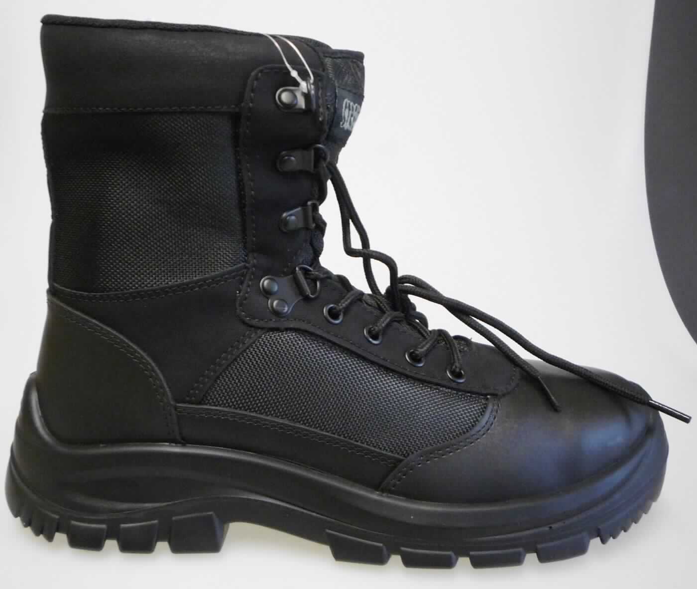 Sicherheitsstiefel (lt. Antrag: "STREETFIGHTER STIEFEL", Foto siehe Anlage)
- mit Laufsohlen aus (lt. Antrag) Kunststoff,
- mit Oberteil aus Leder (den größten Teil der Außenfläche bildend), Spinnstoff und Kunststoff
  (Spinnstoff mit einer mit bloßem Auge wahrnehmbaren Außenschicht aus Kunststoff), 
- auf das Oberteil ist im hinteren Bereich ein Stück aus Kunststoff als Verstärkungsteil aufgesetzt,
- mit Schnürsenkelverschluss,
- mit einem Metallschutz in der Vorderkappe

"Schuhe mit Laufsohlen aus Kunststoff und Oberteil aus Leder, andere als in den 
 UPos. 6403 12 bis 6403 20 genannt, mit einem Metallschutz in der Vorderkappe"