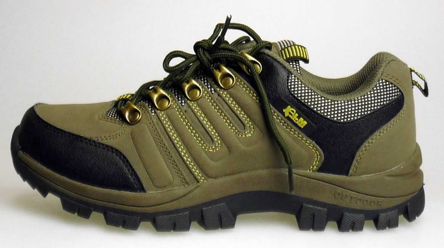Freizeitschuhe (lt. Antrag: "Outdoorschuh", Foto siehe Anlage)
- mit Laufsohlen aus Kautschuk,
- mit Oberteil (geschlossenes Blatt) aus Kunststoff (Spinnstoff mit einer mit bloßem Auge wahrnehmbaren  
  Außenschicht aus Kunststoff; den größten Teil der Außenfläche bildend) und Spinnstoff,
- mit Schnürsenkelverschluss und abstehenden Metallösen, 
- nicht den Knöchel bedeckend, 
- ohne Metallschutz in der Vorderkappe, 
- mit einer Länge der Innensohle von mehr als 24 cm,
- nicht als Männer- oder Frauenschuhe erkennbar

"Schuhe mit Laufsohlen aus Kautschuk und Oberteil aus Kunststoff, andere als in der Pos. 6401
 und in den UPos. 6402 1210 bis 6402 9991 genannt, nicht als Männer- oder Frauenschuhe erkennbar"