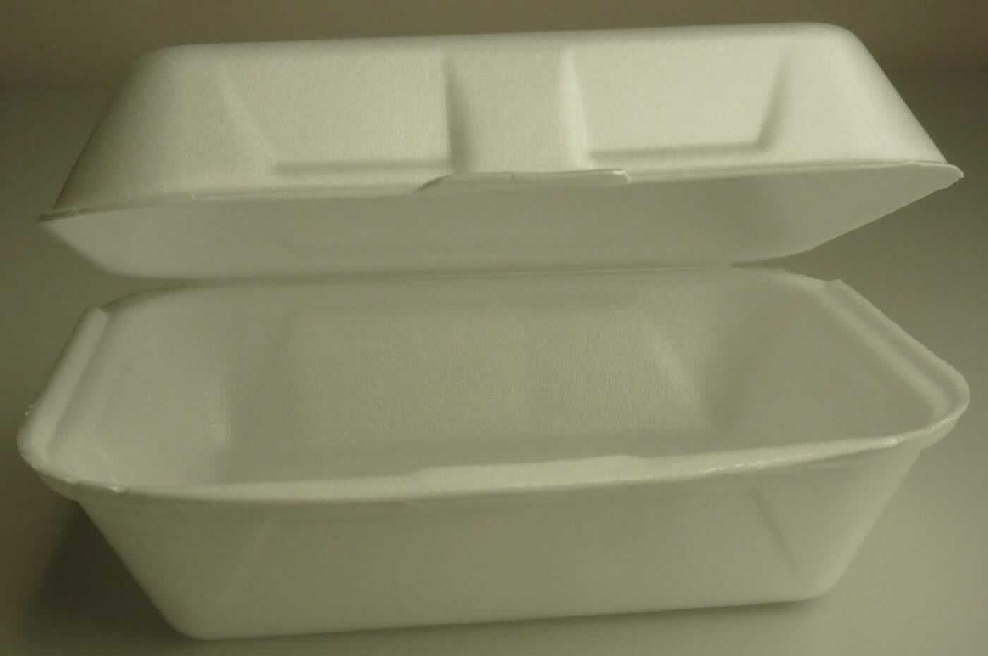 Bei der als "Styroporbox" bezeichneten Ware handelt es sich um eine ca. 18 (B) x 15 (T) x 7,5 (H) große Schachtel  aus extrudiertem Polystyrol (PS), einem Kunststoff im Sinne der Anmerkung 1 zu Kap. 39.

Das zweiteilige Erzeugnis besteht aus einem Bodenteil und einem passgenauen Klappdeckel mit Rastnase.

Das Erzeugnis dient als Transportverpackung für an Imbissständen oder in Schnellrestaurants zubereiteten Speisen für den mobilen Verzehr.

Derartige Erzeugnisse sind zolltariflich als "Transport-oder Verpackungsmittel aus Kunststoffen, Schachteln, Kisten, festlege und ähnliche Waren" einzureihen.