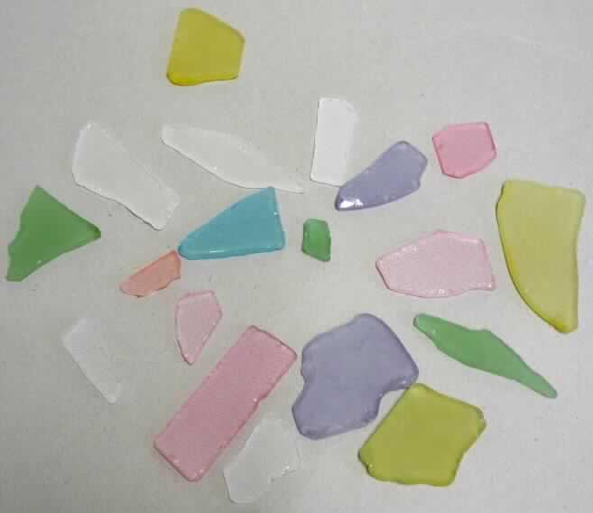 Scherben aus Glas, siehe Foto, 
- in Form von flachen, unregelmäßigen Stücken in verschiedenen Größen, Dicken und 
  Farben, 
- mit zwei glatten, matt geschliffenen Seiten, 
- ohne scharfen Bruchkanten, 
- zur Verwendung als Dekorationsartikel.

"Scherben aus Glas"
