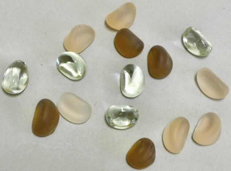Glaskurzware, Glassteine, lt. Antrag Glasnuggets, siehe Foto, 
- bunte, keilförmige Glassteine, mit glatter Oberfläche (ohne Kanten), mit erkennbaren Luft- 
  blasen, 
- mit einer durchschnittlichen Länge von ca. 2,2 cm und einer durchschnittlichen Dicke von 
  ca. 1,6 cm, 
- zur Verwendung als Dekorationsartikel, 
- weder Glasperlen noch Nachahmungen von Perlen, 
- keine Nachahmungen von Edel- oder Schmucksteinen; jedoch den Nachahmungen von 
  Edel- oder Schmucksteinen ähnliche Glaskurzwaren. 

"Glaskurzwaren (Glassteine), keine Glasperlen noch Nachahmungen von Perlen, keine 
  Nachahmungen von Edel- oder Schmucksteinen"