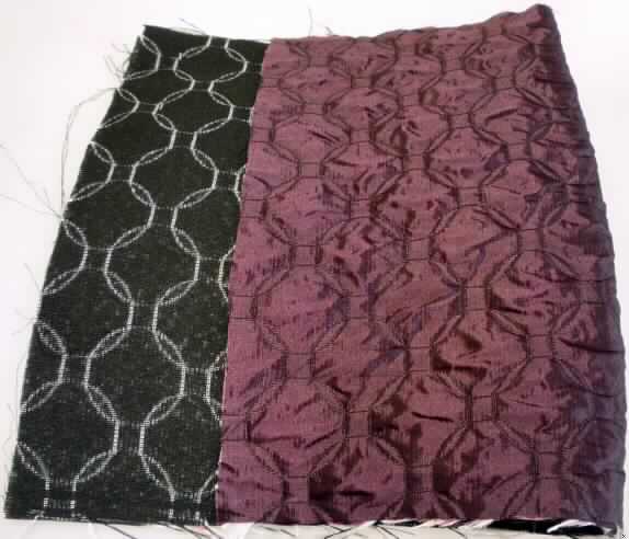 Jacquard-Doppelgewebe, sog. Oberstoff, Art. 5644 - Saison Winter 2011, Foto siehe Anlage,
- als Meterware; laut Antrag mit einer Breite von 138 cm,
- laut Untersuchungsergebnis:
-- aus ungezwirnten, nicht hochfesten Garnen aus texturierten, synthetischen Filamenten und
   aus ungezwirnten, nicht hochfesten Garnen aus nicht texturierten, synthetischen Filamenten
   (beide laut Antrag aus Polyester); mit einem Anteil an
--- texturierten Polyester-Filamenten von etwa 70 GHT,
--- nicht texturierten Polyester-Filamenten von etwa 30 GHT,
-- buntgewebt.

"Gewebe aus Garnen aus synthetischen Filamenten, anderes als in den Unterpositionen
5407 10 bis 5407 54 genannte, mit einem Anteil an Polyester-Filamenten von mehr als 85 GHT,
mit einem Anteil an nicht texturierten Polyester-Filamenten von weniger als 85 GHT, buntgewebt"