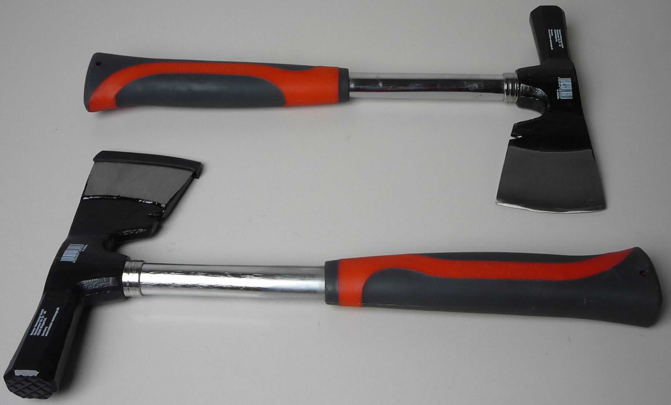 "Gipserbeil";

- mit freiem Arm zu handhabendes, beilähnliches Erzeugnis aus unedlem Metall, Griff 
  mit einem Kunststoffüberzug versehen

- der arbeitende Teil ist auf einer Seite zu einem Hammer, auf der anderen Seite zu einem Beil geformt

- auf der Unterseite der Beilseite mit einem Nagelzieher versehen

- für Maurer und Gipser zum Bearbeiten von Putz und Bimssteinen

Abbildung siehe Anlage.

Derartige Erzeugnisse gehören als "andere Handwerkzeuge für Maurer und Gipser, anderweit weder genannt noch inbegriffen, mit arbeitendem Teil aus unedlem Metall" zur Codenummer 8205 5910 00 0 des Zolltarifs (ZT).