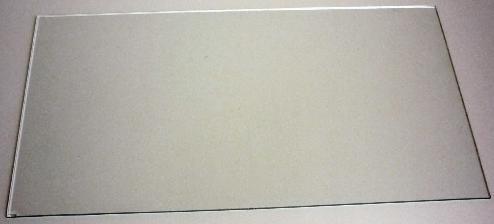 Glas in Form von Platten oder Tafeln, sog. Ersatzglas für Laterne, Abbildung siehe Anlage, 
- aus gewalztem, farblosem, durchsichtigem Glas (lt. Antrag), 
- auf der Oberfläche weder geschliffen noch poliert (lt. Antrag), 
- lediglich auf bestimmte Größen zugeschnitten,
- ohne bearbeitete Kanten, ohne Beschichtung, 
- nicht mit Drahteinlagen oder dergleichen verstärkt,
- kein optisches Glas
- in den Abmessungen von ca. 32 (L) x 16,5 (B) x 0,25 (D) cm, 
- als Ersatzscheibe für laternenähnliche Windlichter vorgesehen, 
- keine Ware der Position 9405, da aufgrund der neutralen Form nicht als Teil von Beleuch- 
  tungskörpern erkennbar.

"Gewalztes Glas, in Platten oder Tafeln, nicht bearbeitet, nicht verstärkt oder beschichtet, 
 nicht in der Masse gefärbt, undurchsichtig oder überfangen, kein optisches Glas"