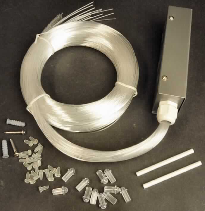 Beleuchtungssystem "Lichtfaser 1 W 230V", Art.-Nr. 921.83, in Form einer zusammengesetzten Ware, teilweise zusammengesetzt und unfertig, bestehend aus 
- einem Lichtfaserbündel aus 100 Kunststoffmonofilen (Durchmesser 1,02 mm, Länge ca. 2,5 m), 
das über ein Gewinde-Anschlussstück mit einem elektronischen Vorschaltgerät incl. einer 1-Watt-Leuchtdiode in einem Aluminiumgehäuse mit Öffnung für den Kabelanschluss verbunden ist,
- je 100 Kunststoffhülsen und -abdeckungen zum Durchführen der einzelnen Lichtfasern durch Wand- oder Deckenlochungen und zum anschließenden Abdecken. Die Fasern werden während der Montage auf die passende Länge zugeschnitten. Sie bestimmen den Charakter der Ware im Hinblick auf Verwendung und Umfang. 
Das endmontierte Beleuchtungssystem dient zur Gestaltung von Lichtmustern an Decken oder Wänden.
Ein Beleuchtungskörper der Position 9405 liegt nicht vor, da das Erzeugnis nicht dem Beleuchten sondern ausschließlich dekorativen Zwecken (z. B. Nachempfinden eines Sternenhimmels) dient. Eine Einreihung in die Position 3926 scheidet aus, da Waren des Kapitels 90 vom Kapitel 39 ausgenommen sind.
Die Bestandteile der Ware sind incl. Sicherheits- und Montageanleitung sowie Montagematerial (2 Schrauben, 2 Dübel, 2 Kabelführungen) in einem bedruckten Karton verpackt.
Zur äußeren Form siehe Abbildung in Anlage.
Die Ware wird als "Kabel aus optischen Fasern, nicht von der Position 8544 erfasst, nicht zur Bildübertragung, kein Lichtwellenumkehrleiter" erfasst.