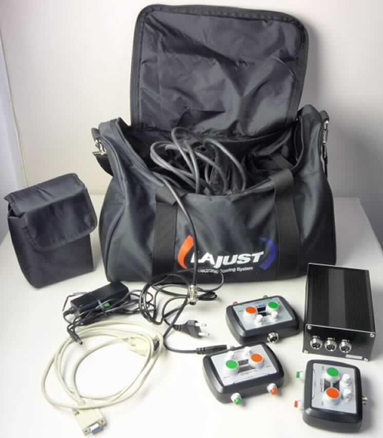 Trefferzähler, so genannte LaJust eidss Druckeinheit / Referee Set (Art.Nr.: 779003530), im Wesentlichen bestehend aus 3 Drückereinheiten, 1 VGA Kabel, 1 Black box, 1 Netzteil und 3 Kabel (7polig). Die Kabel sind in einer Kunststofftasche und alle Bestandteile in einer Transporttasche (jeweils nicht Gegenstand dieser vZTA) verpackt. Die Drückereinheiten werden mit der sog. Black box über Kabel verbunden (funktionelle Einheit).
Die Black box wird an einen Computer (nicht Gegenstand dieser vZTA) angeschlossen. Sie dient zur manuellen Ermittlung von gültigen Treffern durch Kampfrichter beim Kampfsport. 
Abbildung: siehe Anlage
Die Ware wird als "Zähler, nicht für zivile Luftfahrzeuge bestimmt" eingereiht.