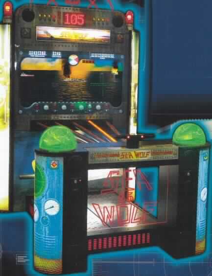 Bei dem durch Fotos, Beschreibung und zusätzlichen Angaben veranschaulichten sog. 
Spielautomat Art. SEA WOLF UPRIGHT handelt es sich um einen Spielautomaten
- der mit Münzen, Geldscheinen, Zahlungsmitteln bzw. Spielmarken betrieben wird,
- der über einen Bildschirm (32" LCD video monitor) verfügt, 
- der mit einem Münzschlitz ausgestattet ist und auch mit Tickets funktioniert,
- der mit einem sog. 'periscope' (ähnlich einem Joystick) als Eingabevorrichtung bedient wird.
Spielsituation: Der Spieler schießt als Kapitän des Sea Wolf U-Bootes (auf dem Bildschirm 
erkennbare) Torpedos auf Kriegsschiffe an der Wasseroberfläche, die ihrerseits sein U-Boot 
unter Feuer nehmen. Das Trefferbild wird auf dem Bildschirm und die Trefferanzahl auf einem 
eingebautem Punktezähler erfasst.
Die Ware ist als "Videospielgerät, anderes Spiel als in Unterposition (KN) 9504 2000 genannt,
mit Münzen, Geldscheinen, Bankkarten, Spielmarken oder anderen Zahlungsmitteln betrieben,
ausgenommen automatische Kegelbahnen (Bowlingbahnen); Spiele mit Bildschirm" einzureihen.