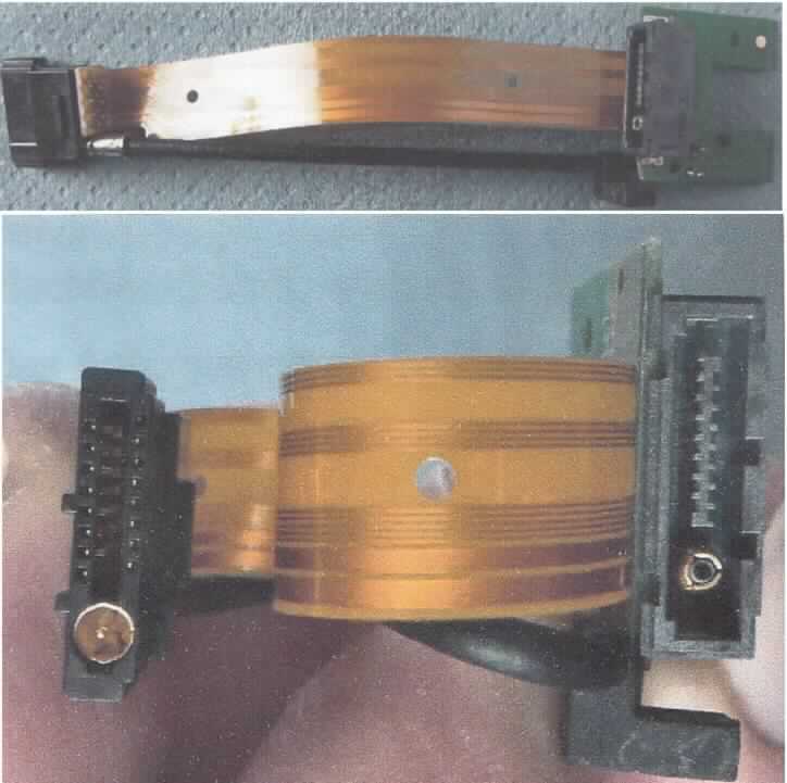 Anschlusskabelsatz für Mobiltelefone, sog. "flexible Verbindungsleitung", kombinierte Maschine aus
- einer einlagigen gedruckten Schaltung (ca. 8 cm lang) mit 14 einzelnen, parallel verlaufenden Leiterbahnen, und
- einem gleichlangen, parallel geführten Koaxialkabel,
an beiden Enden miteinander verbunden mit einer Kombination aus System- und Antennenstecker, 
an einem Ende zusätzlich mit einer Haltevorrichtung aus Kunststoff, zum elektrischen Verbinden verschiedener Haltevorrichtungen für Mobiltelefone mit der Elektronikbox einer Kfz-Freisprechanlage und der Antenne (beide nicht Gegenstand der vZTA).
Eine kennzeichnende Haupttätigkeit ist nicht feststellbar.

Die Ware ist als "isoliertes elektrisches Kabel, Koaxialkabel" einzureihen.