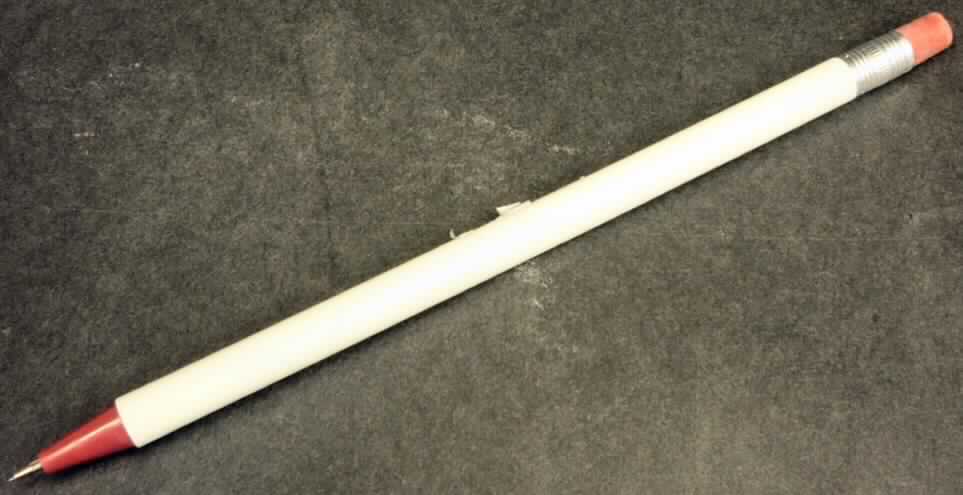 Es handelt sich um einen sog. Druckbleistift (siehe Foto) als zusammengesetzte Ware mit einem Radiergummi in
einem Gehäuse (Maße: 14,7 x 0,8 cm = L x D) aus Kunststoff. Die Minenführung und Teile des
Druckmechanismus bestehen aus unedlem Metall. Der Stift ist mit einer Bleistiftmine gefüllt, die mittels eines
Druckmechanismus herausgeschoben wird. Der Radiergummi steckt in einer Zwinge aus unedlem Metall am Ende
des Druckbleistifts.
Der Druckbleistift bestimmt den Charakter der zusammengesetzten Ware im Hinblick auf den Umfang und die
Bedeutung für die Verwendung und dient dem Schreiben und Zeichnen.

Diese Ware ist als "Füllbleistift (Druckstift)" einzureihen.