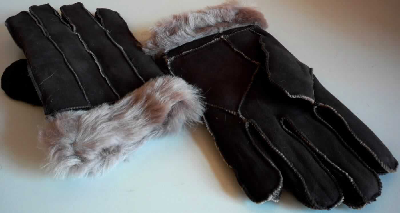 Bekleidungszubehör aus Pelzfellen, sog. Lammfell-Handschuhe, Art.-Nr. 288158-1, Abbildung siehe Anlage, 
- in Form von Fingerhandschuhen, 
- aus gewachsenen, mit dem Haarkleid gegerbten Fellstücken (lt. Antrag von Lämmern) zusammengenäht, 
- die Fellseite bildet das Innere und die Lederseite die Außenseiten der Handschuhe, 
- an der Außenseite mit Ziernähten versehen, 
- am Bund mit nach außen gedrehter Fellseite (Stulpe).

"Bekleidungszubehör (Handschuhe), aus Pelzfellen von Lämmern"