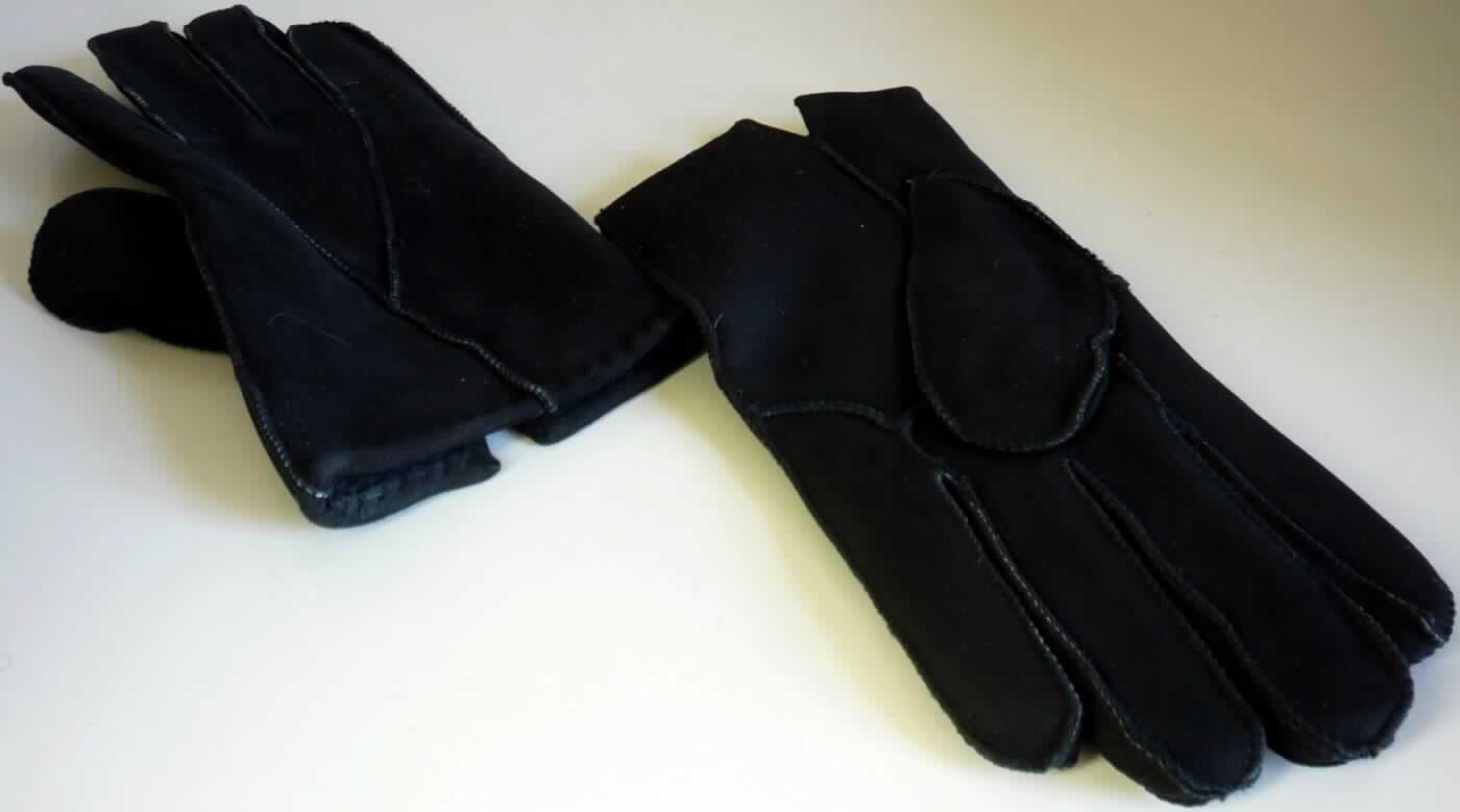 Bekleidungszubehör aus Pelzfellen, sog. Lammfell-Handschuhe, ohne Stulpe, Art.-Nr. 288158-2, Abbildung siehe 
Anlage, 
- in Form von Fingerhandschuhen, 
- aus gewachsenen, mit dem Haarkleid gegerbten Fellstücken (lt. Antrag von Lämmern) zusammengenäht, 
- die Fellseite bildet das Innere und die Lederseite die Außenseiten der Handschuhe, 
- an der Außenseite mit Ziernähten versehen.

"Bekleidungszubehör (Handschuhe), aus Pelzfellen von Lämmern"