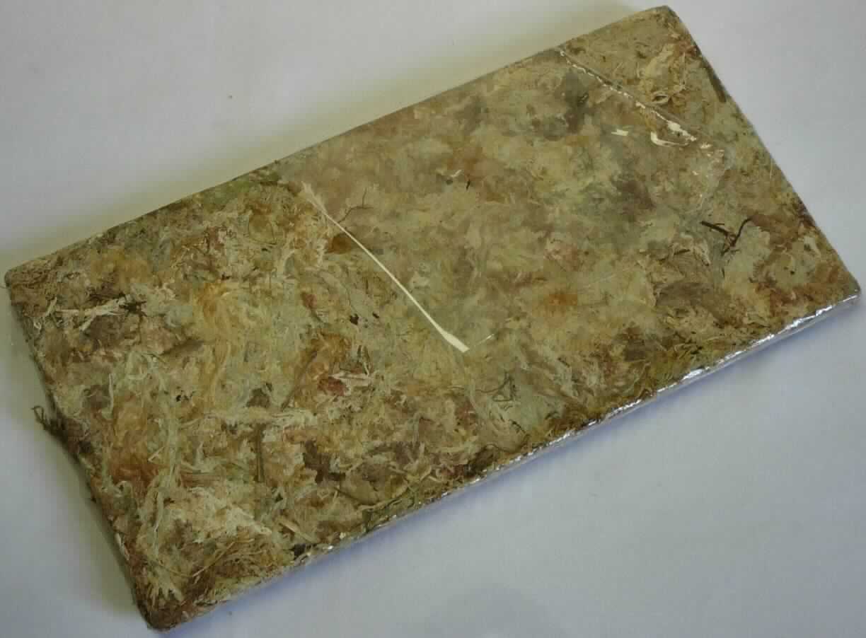 Nach den Angaben der Antragstellerin und der vorgelegten Warenprobe handelt es sich um getrocknetes Moos aus der Gattung Sphagnum (Sphagnaceae), das gereinigt und zu einem etwa 20 x 10 x 1 cm großen "Block" (Gewicht 100g) gepresst wird. Das bräunlich-grüne Erzeugnis ist in Kunststofffolie eingeschweißt und als "Spagnum-Moos, Tropisches Terrariensubstrat" für den Einzelverkauf aufgemacht. 

Zolltarifrechtlich handelt es sich um ein "pflanzliches Erzeugnis, anderweit weder genannt noch inbegriffen, anderes als Baumwoll-Linters".