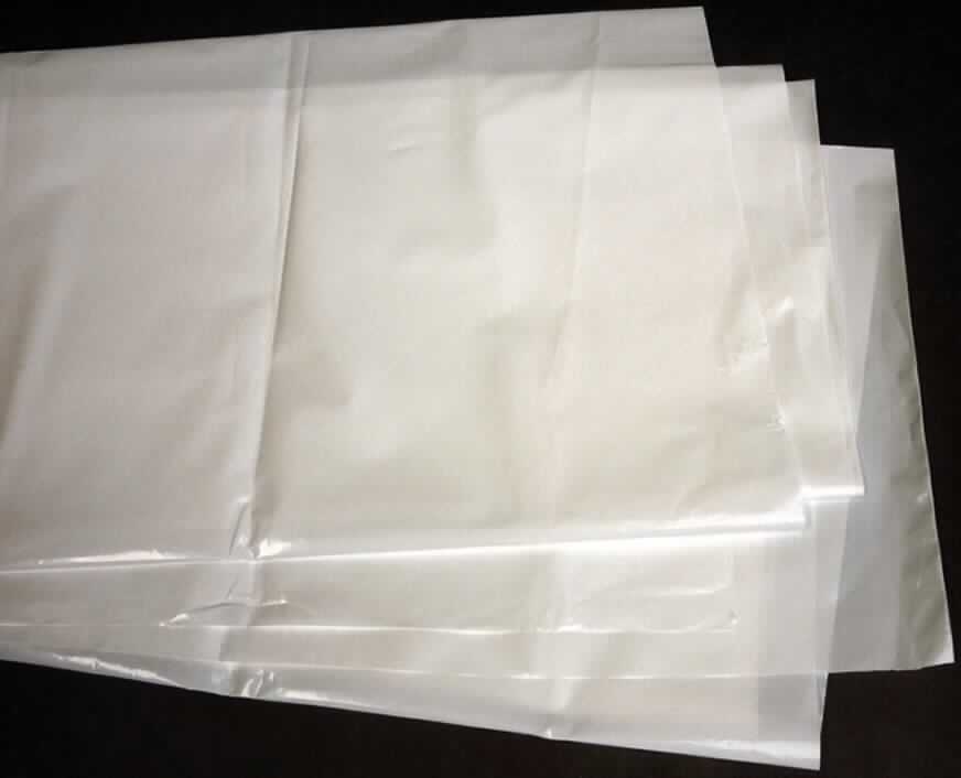 Angaben des Antragstellers:
Tischdecke, weiß
Material: LDPE-Folie (Polyethylen); Größe: Länge: 50 m / Breite: 80 cm

Untersuchungsergebnisse an einem Warenmuster:
Weiße, rechteckige Kunststofffolie (Abmessungen: ca. 50 x 80 cm; Dicke: ca. 50 µm).

Befund:
Es liegt eine Kunststofffolie aus Polyethylen im Sinne der Position 3920 vor.