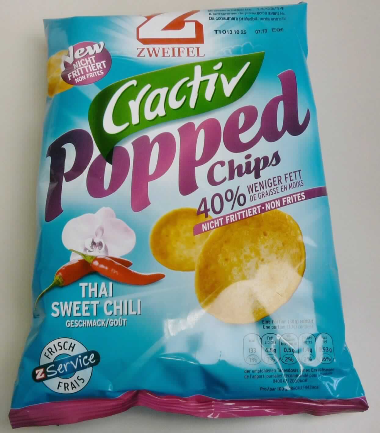 Kartoffelsnack

Antragsangaben:
Zweifel Cractiv Popped Chips Thai Sweet Chili
Handelsüliche Bezeichnung: Snack mit Kartoffeln in Einzelverkaufsaufmachung à 75 Gramm
Verwendungszweck: Kartoffelsnack.
Zusammensetzung: Kartoffelmehl (50 %), Kartoffelstärke, Sonnenblumenöl (15 %), Reismehl, 
Gewürzzubereitung (Zucker, Salz (3,1%), Aromen, Buttermilchpulver, Zwiebelpulver, Hefeextrakt, 
Paprikapulver, Gewürze, Knoblauchpulver, Farbstoff (Paprikaextrakt), Salz, Kurkumapulver, 
Emulgator (Sojalecithin).

Beschaffenheit des vorgelegten Warenmusters:
Bunt bedruckter Original-Schlauchfolienbeutel; der Aufdruck enthält Angaben zum Erzeugnis 
(Snack mit Kartoffeln; Thai Sweet Chili; 75 g) und zu den Zutaten (s. o.); darin orangefarbige, 
fettige, knusprig-rösche Extrudate in Form von Scheiben (Durchmesser ca. 4,5 cm) mit hoch-
gebogenen Rändern; Geschmack fettig, salzig und würzig nach Paprika, nicht süß.

Stärke/Glucose*: 50 bis weniger als 75 GHT 
Saccharose/ Invertzucker/Isoglucose**: weniger als 5 GHT 
Milchfett***: weniger als 1,5 GHT 
Milchprotein***: weniger als 2,5 GHT 

*  :   festgestellt gemäß VO (EG) 900/2008, VO (EU) 118/2010
** :  festgestellt gemäß VO (EG) 900/2008 
***: abgeleitet aus der Zutatenliste

Backware, extrudiertes Erzeugnis, gesalzen oder aromatisiert