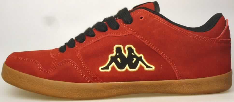 Trainingsschuhähnliche Schuhe (lt. Antrag: "Freizeitschuh, Haze Leather, Art.Nr. 241543", Foto siehe Anlage)
- mit Laufsohlen aus (lt. Antrag) Kautschuk; ohne Hauptsohle aus Holz,
- mit Oberteil (geschlossenes Blatt) aus Leder,
- auf das Oberteil sind Stücke aus Leder als Verstärkungsteile aufgesetzt,
- mit Schnürsenkelverschluss,
- nicht mit Dornen, Krampen, Klammern, Stollen oder ähnlichen Vorrichtungen versehen 
  oder für deren Anbringung hergerichtet (keine Sportschuhe), 
- ohne Schutz in der Vorderkappe,
- den Knöchel nicht bedeckend,
- mit einer Länge der Innensohle von mehr als 24 cm,
- nicht als Männer- oder Frauenschuhe erkennbar,
- nicht nach Spezialtechniken hergestellt (ohne ausreichende Stoßdämpfung),
- (lt. Antrag) kein Versand aus Macau

"Schuhe mit Oberteil aus Leder und Laufsohlen aus Kautschuk, andere als in den 
 Unterpositionen 6403 1200 00  bis 6403 9993 95 genannt"