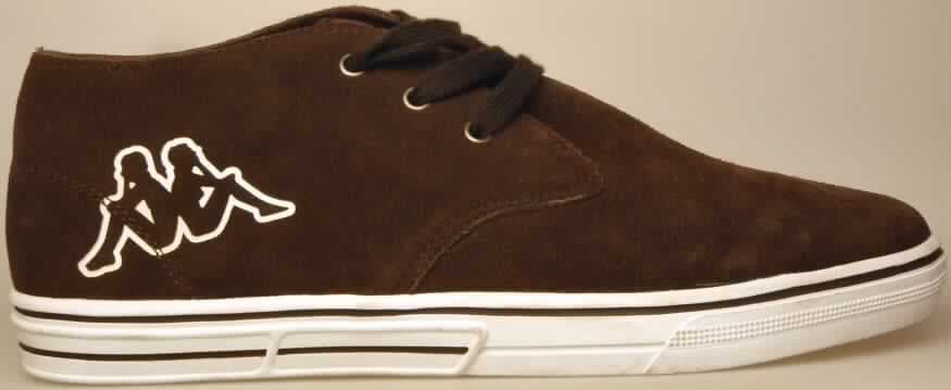 Freizeitschuhe (lt. Antrag: "Freizeitschuh, Handle, Art.Nr. 241471", Foto siehe Anlage)
- mit Laufsohlen aus (lt. Antrag) Kautschuk; ohne Hauptsohle aus Holz,
- mit Oberteil (geschlossenes Blatt) aus Leder,
- mit Schnürsenkelverschluss,
- ohne Schutz in der Vorderkappe,
- nicht den Knöchel bedeckend,
- mit einer Länge der Innensohle von mehr als 24 cm,
- nicht als Männer- oder Frauenschuhe erkennbar,
- nach der Gesamtkonzeption (u. a. Ausstattung und Schnitt) nicht für Sportzwecke,
- (lt. Antrag) kein Versand aus Macau

"Schuhe mit Laufsohlen aus Kautschuk und Oberteil aus Leder, andere als in den 
 UPos. 6403 1200 00  bis 6403 9993 95 genannt"