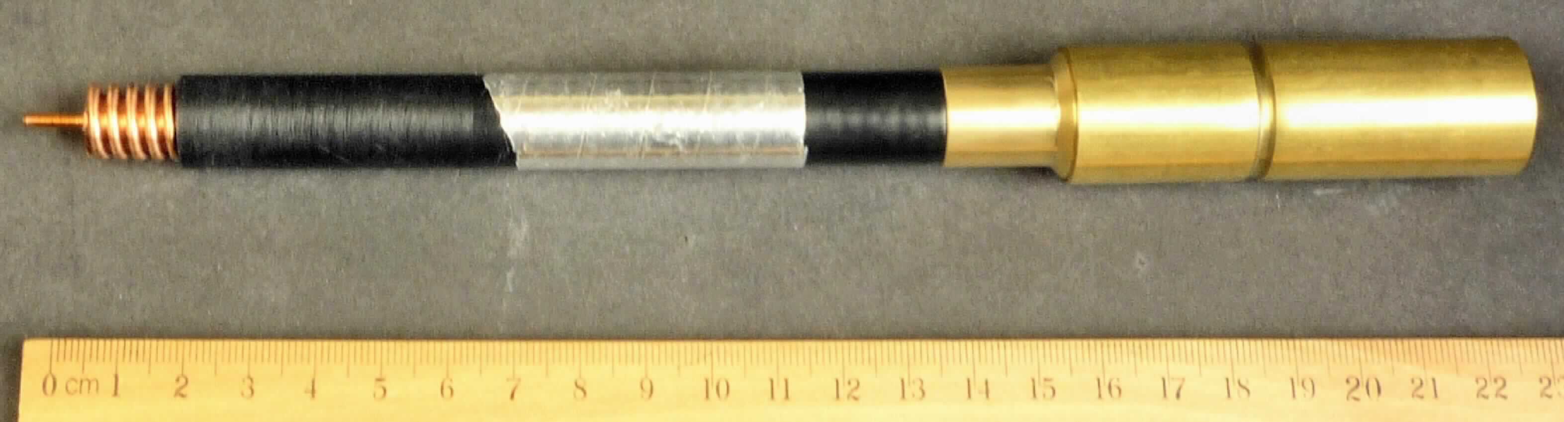 Koaxialkabel, bestehend aus
- einem Innenleiter, augenscheinlich aus Kupfer, mit einem Durchmesser von etwa 0,2 cm,
- einem Isolator aus Kunststoff,
- einem Außenleiter, ebenfalls augenscheinlich aus Kupfer, mit einem Durchmesser von etwa 1,1 cm und 
- einem Schutzmantel aus Kunststoff.
An einem Ende mit einer Kontakthülse aus Messing versehen (durch Crimpen miteinander verbunden).
Das Koaxialkabel ist nicht flexibel, sondern starr (sog. Rigid-Koaxialkabel). 

Das Kabel ist als "Koaxialkabel mit Anschlussstück, nicht von der Taric-Unterposition 8544 2000 10 erfasst" einzureihen.