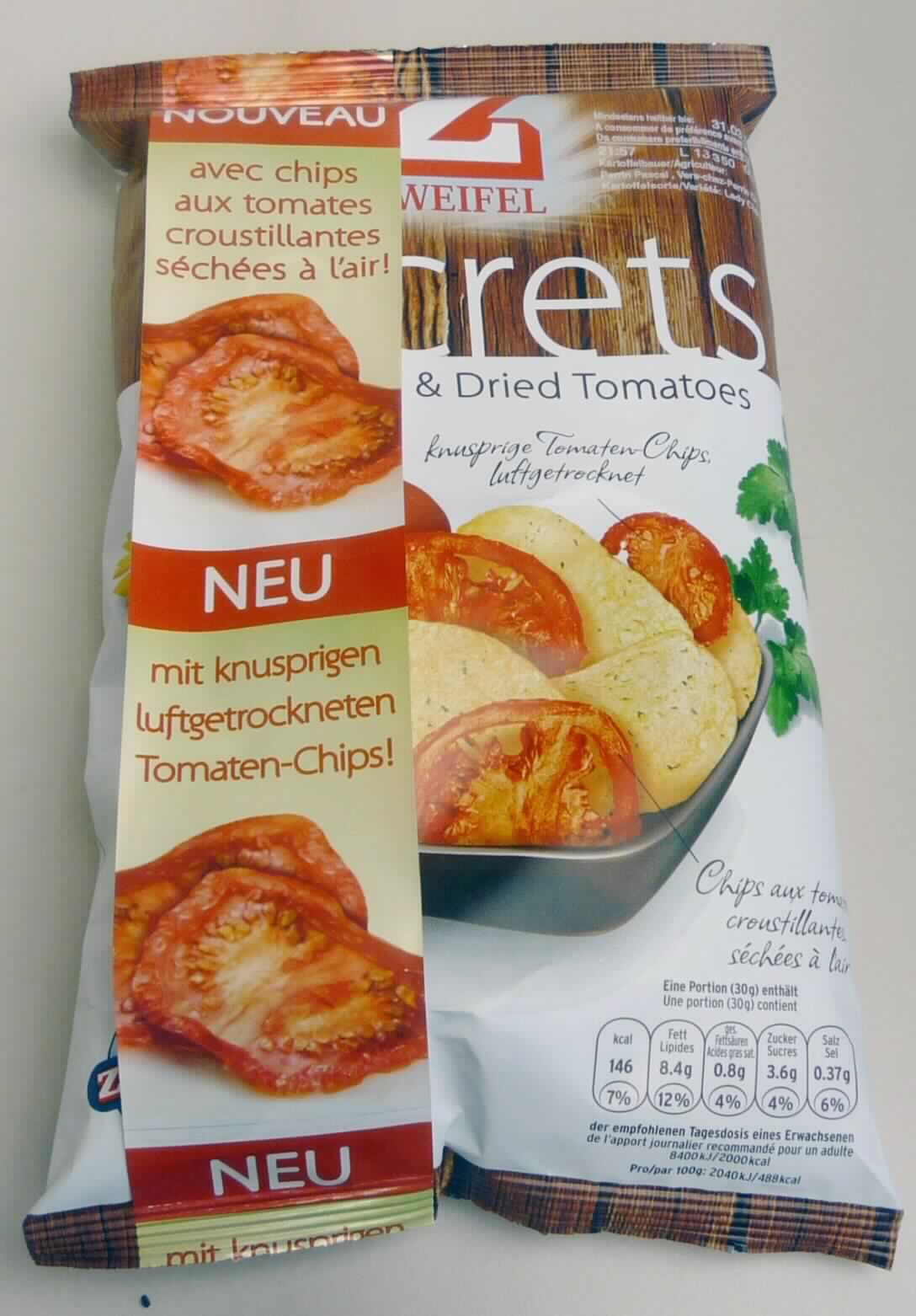 Kartoffelchips mit Tomaten.

Antragsangaben (als zutreffend unterstellt): Kartoffelchips mit Tomaten in Einzelhandelsverpackungen à 70 g. 
Zusammensetzung: Kartoffeln, Sonnenblumenöl, Tomaten, Streuwürze. Zum Herstellungsverfahren wurden vertrauliche Angaben vorgelegt.

Beschaffenheit des vorgelegten Warenmusters: Mischung aus beige-gelblichen, dünnen, frittierten und mit einer Würzmischung versehenen Kartoffelscheiben und roten, getrockneten Tomatenscheiben. Zusammensetzung der Mischung (durch Auslese): 83 % Kartoffelscheiben, 17 % Tomatenscheiben. Geschmack: Kartoffelchips: arttypisch, leicht salzig, leicht würzig; Tomatenscheiben: arttypisch, leicht süßlich, säuerlich. Aufmachung: in einem bedruckten Originalfolienbeutel für den Einzelverkauf aufgemacht. Inhalt (gem. Warenaufschrift). 70 g.

Anderes Gemüse, anders als mit Essig oder Essigsäure zubereitet oder haltbar gemacht, nicht gefroren, ausgenommen Erzeugnisse der Position 2006, Mischungen von Gemüsen, nicht in Form von Pulver.