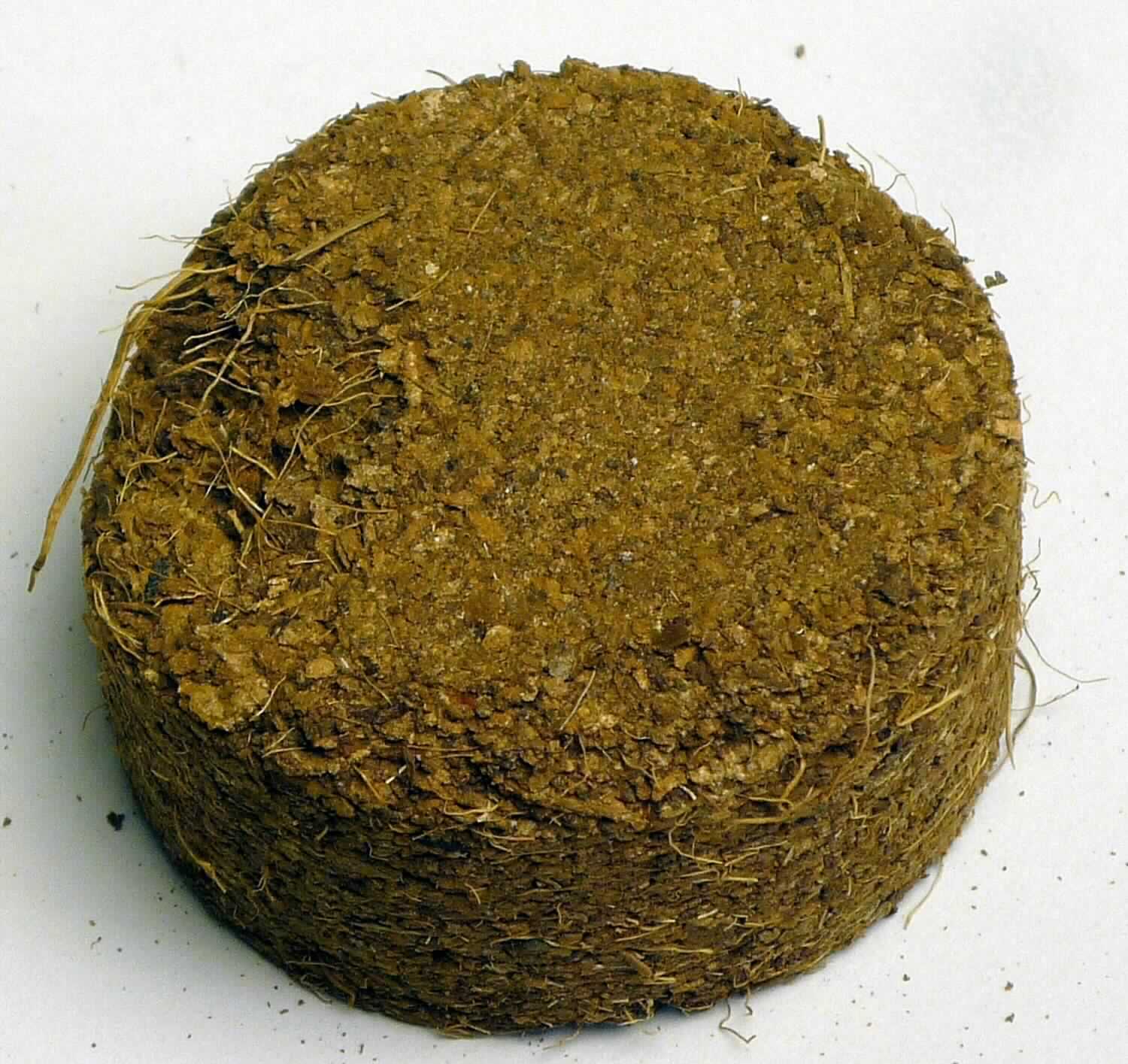 Nach den Antragsangaben und der vorliegenden Warenprobe (Art. Nr. 70040K) handelt es sich bei der sog. "Substrattablette aus Kokos" um runde, gepresste Tabletten mit einem Durchmesser von 4 cm. Sie bestehen aus zerkleinertem, bräunlichem Material aus der Kokosnussfruchthülle (100 % Kokos), sind durchsetzt mit kurzen, haarähnlichen Faserabschnitten (keine textilen Fasern) und sind nicht zusätzlich durch Zugabe von anderen Substanzen aufgedüngt. Die Tabletten quellen bei der Zugabe von Wasser und sollen als Kultursubstrat für Pflanzen verwendet werden.

Die Tabletten werden lose im Karton verpackt und werden auch in den Durchmessern von 2 cm, 3 cm, 5 cm und 6 cm gehandelt.

Eine Ware des Abschnitt XI liegt nicht vor.

Zolltarifrechtlich handelt es sich um pflanzliche Erzeugnisse, anderweit weder genannt noch inbegriffen, andere als in den Codenummern 1404 2000 00 0 bis 1404 9000 10 0 genannt.