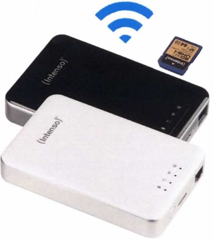 Externe Festplatte, in Form einer Warenzusammenstellung, bestehend aus einem USB-Kabel, einer CD-ROM und einer Bedienungsanleitung sowie einer den Charakter der Zusammenstellung im Hinblick auf die Verwendung bestimmenden, funktionellen Einheit aus einem Netzadapter und einer kombinierten Maschine aus Speichereinheit (Haupttätigkeit) und WLAN-Modem. 
Das Erzeugnis besteht im Wesentlichen aus rotierend gelagerten Magnetplatten und beweglichen Schreib- und Leseköpfen mit einer Speicherkapazität von 1 TB in einem 130 x 83 x 26 mm großen Kunststoffgehäuse mit einem Bauformat von 2,5 Zoll mit Status-LEDs, einem SD-Karten-Slot, einem integrierten WLAN-Modem sowie einer USB- und einer Ethernet-Schnittstelle.
Das Gerät dient nach Anschluss an eine automatischen Datenverarbeitungsmaschine dazu, Daten aufzuzeichnen und wiederzugeben (Hauptätigkeit) sowie zum kabellosen Datenaustausch. 
Es ist unmittelbar an die Zentraleinheit einer automatischen Datenverarbeitungsmaschine anschließbar und in der Lage, Daten in einer vom System verwendbaren Form zu empfangen und zu liefern.

Die Bestandteile der Zusammenstellung sind gemeinsam für den Einzelverkauf aufgemacht.

Die Ware wird als "Festplattenspeichereinheit" eingereiht.

Anlage: 1 Abbildung