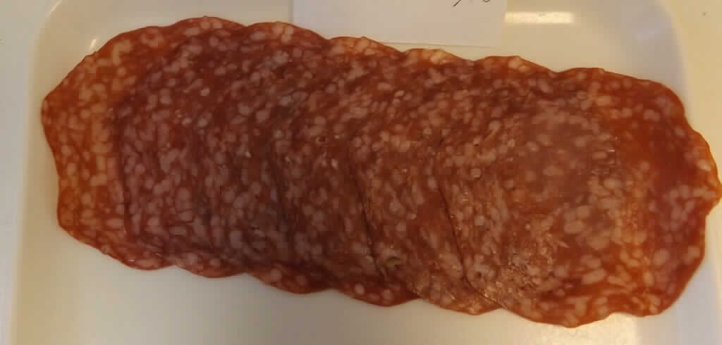 Salami

Angaben des Antragstellers:
Die Salami soll aus Schweine- und Rindfleisch hergestellt und nur getrocknet sein. Sie wird zusammen mit Schinkenscheiben und Scheiben von Bauernspeck als sog. Apero-Schale aufgemacht und verpackt.

Feststellungen: 
Vorgelegt wurde eine verschweißte Klarsichtfolienpackung, in der sich 6 dünne Salamischeiben (30 g) sowie jeweils 30 g Schinkenscheiben und Scheiben von Schinkenspeck befinden. 


Befund: 
Würste und ähnliche Erzeugnisse, aus Fleisch, Schlachtnebenerzeugnissen oder Blut; Lebensmittelzubereitungen auf der Grundlage dieser Erzeugnisse / - andere / -- Rohwürste, getrocknet oder streichfähig / --- von Tieren der Positionen 0101 bis 0104, ausgenommen Wildschweine

Diese verbindliche Zolltarifaukunft bezieht sich nur für die Komponente "Salami" der Apero-Schale.