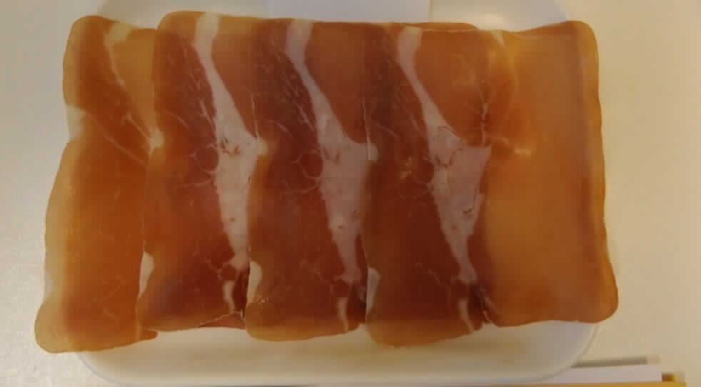 "Rohschinken"

Angaben des Antragstellers:
Bei dem "Rohschinken" zum Kaltessen soll es sich um ein gepökeltes Erzeugnis aus dem Fleisch von Hausschweinen handeln, das u. a. mit Traubenzucker, Gewürzen und Gewürzextrakten behandelt ist. Er soll lediglich getrocknet aber nicht gegart sein und wird zusammen mit Salamischeiben und Scheiben von Bauernspeck als sog. Apero-Schale aufgemacht und verpackt.

Feststellungen: 
Vorgelegt wurde eine verschweißte Klarsichtfolienpackung, in der sich 4 dünne Schinkenscheiben (30 g) sowie jeweils 30 g Salamischeiben und Scheiben von Schinkenspeck befinden. Der "Rohschinken" riecht und schmeckt typisch wie getrockneter Schinken.


Befund: 
Fleisch und genießbare Schlachtnebenerzeugnisse, gesalzen, in Salzlake, getrocknet oder geräuchert;(...) / 
- Fleisch von Schweinen/ -- anderes / --- von Hausschweinen / ----- getrocknet oder geräuchert / ----- anderes / ------ ohne Knochen / ------- anderes

Diese verbindliche Zolltarifaukunft bezieht sich nur für die Komponente "Rohschinken" der Apero-Schale.
