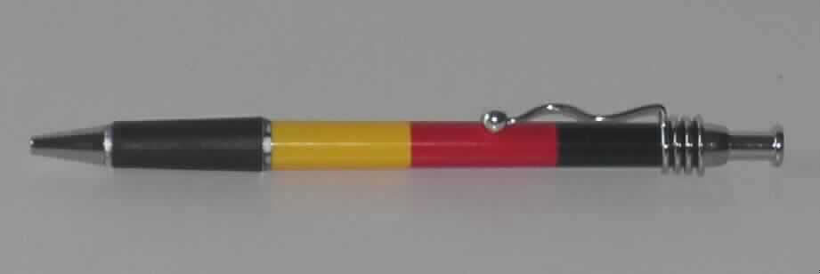 Es handelt sich bei dem Kugelschreiber "BERLIN Deutschland" (Art.Nr.: 060-0001) um einen aus gummiartigem Material und Kunststoff (Maße: 14 x 0,9 cm = L x D) bestehen Kugelschreiber mit zweiteiligem Gehäuse in den Farben schwarz, rot und gelb, sowie mit Spitze und Ansteckklipp aus unedlem Metall. Er verfügt über eine auswechselbare Mine, die mit nicht flüssiger Schreibpaste (pastöse, streichfähige, nichtfließende Masse) gefüllt ist. Das kautschukartige Material, das den unteren Teil des Kugelschreibers bildet, verhindert ein Rutschen der Finger beim Schreiben. Die Mine wird mittels Druck auf ein am oberen Ende befindlichen Druckbolzen aus unedlem Metall aus- oder eingefahren. Für den Druckmechanismus sind in den Kugelschreiber zwei Federn aus unedlem Metall integriert.

Die Ware wird als "Kugelschreiber, nicht mit flüssiger Tinte, mit auswechselbarer Mine" eingereiht.