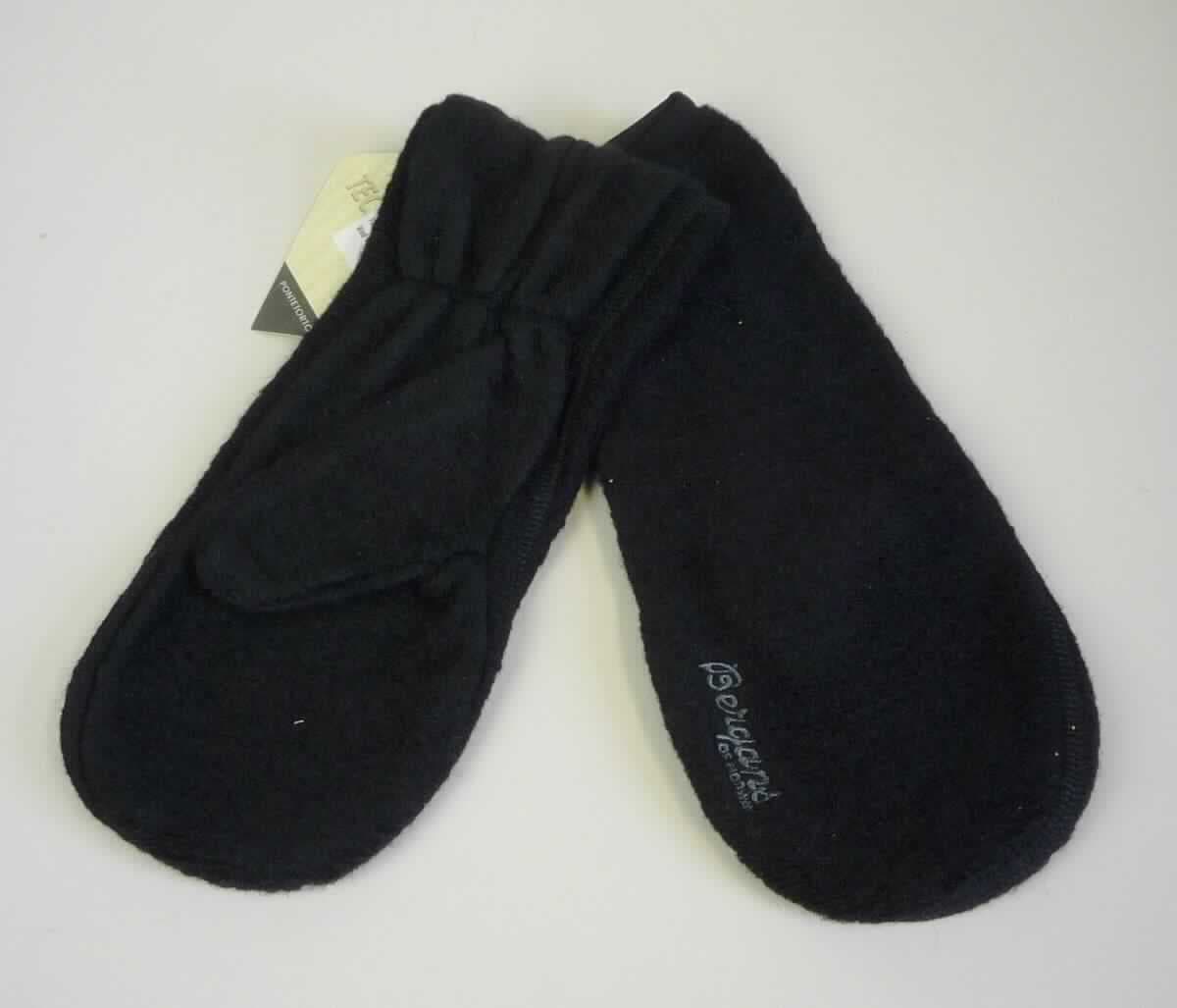 Fausthandschuhe, sog. Wool Mitten, Art. 2362, Größe XL, Foto siehe Anlage,
- paarweise an einem bedruckten Kunststoffaufhänger angebracht,
- als Fausthandschuhe mit ausgearbeiteten Daumen gearbeitet,
- aus ca. 2,1 mm dicken, einfarbigen Gewirken aus laut Antrag 75 % Wolle und 25 % Polyester (synthetische
  Chemiefasern),
- im Handgelenkbereich mit einem elastischen Band verengt,
- im Bereich des Zeigefingers mit einer Stickerei verziert,
- am unteren Rand mit einem schmalen Gewirkeband eingefasst.

"Fausthandschuhe, aus Gewirken, andere als in der Unterposition 6116 10 genannte, aus Wolle"