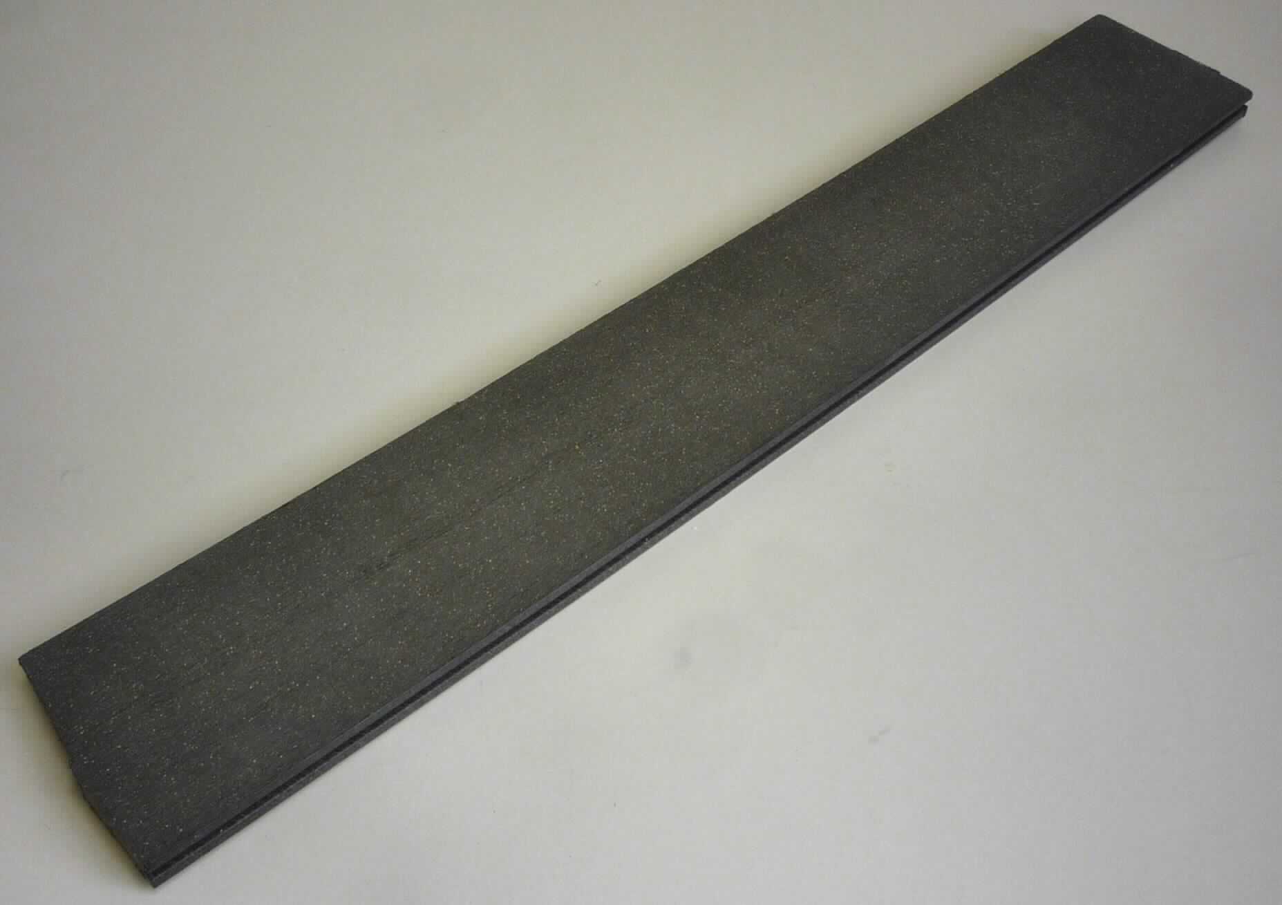 Angaben des Antragstellers:
RPC-Diele
Material: 60 % Reishülsen, 40 % HDPE

Untersuchungsergebnisse an Warenmustern:
Abschnitt einer dunkelbraunen, massiven Bodendiele (Breite: ca. 11,9 cm; Höhe: ca. 1,9 cm), einseitig mit Längsrillen versehen (vgl. Abbildung).

Befund:
Es liegt ein Bodenbelag aus gefülltem Kunststoff im Sinne der Position 3918 vor.
