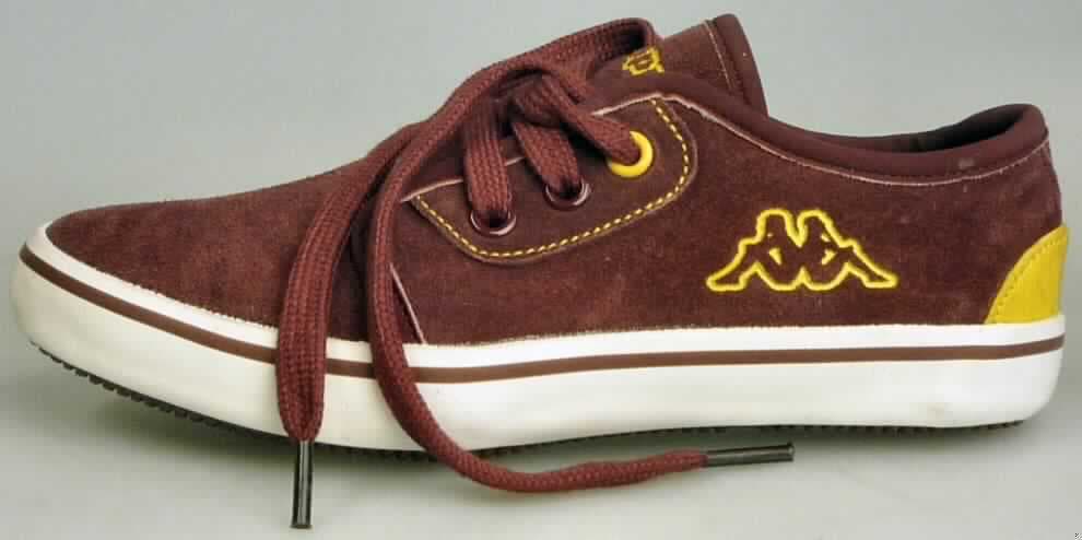 Freizeitschuhe (lt. Antrag: "Freizeitschuh, Bustle Low K, Art.Nr. 260107K", Foto siehe Anlage)
- mit Laufsohlen aus (lt. Antrag) Kautschuk; ohne Hauptsohle aus Holz,
- mit Oberteil (geschlossenes Blatt) aus Leder (den größten Teil der Außenfläche bildend) und
  Kunststoff (Spinnstoff mit einer mit bloßem Auge wahrnehmbaren Außenschicht aus Kunststoff),
- mit Schnürsenkelverschluss,
- ohne Schutz in der Vorderkappe,
- nicht den Knöchel bedeckend,
- mit einer Länge der Innensohle weniger als 24 cm,
- nach der Gesamtkonzeption (u. a. Ausstattung und Schnitt) nicht für Sportzwecke,
- (lt. Antrag) kein Versand aus Macau

"Schuhe mit Laufsohlen aus Kautschuk und Oberteil aus Leder, andere als in den 
 UPos. 6403 1200 00 bis 6403 9991 95 genannt"
