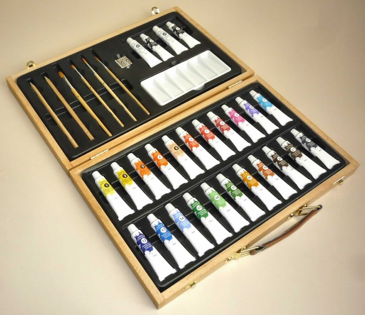 Angaben: Farbkasten mit Acrylfarbe, Pinseln, Bleistiften, Anspitzer und Mischpalette.

Warenbeschreibung: Holzkoffer (Abmessung: ca. 37 x 23 x 5 cm) mit Scharnieren, Bügelschlössern und Handtragegriff, versehen mit zwei losen Kunststoffeinlagefächern, in denen 26 12ml-Tuben Acrylfarben, zwei Bleistifte, ein Spitzer, eine Mischpalette und vier Pinsel enthalten sind.

Befund: Farben für Kunstmaler, in Tuben, Farben in Zusammenstellungen
Warenzusammenstellung im Sinne der AV 3b), in welcher die Acrylfarben hinsichtlich der Menge und des Verwendungszwecks den charakterbestimmenden Bestandteil darstellen.