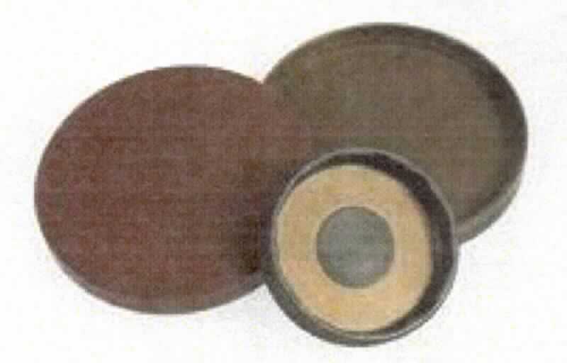 Angaben des Antragstellers: 
Verschlusskappe aus Stahl mit Elastomer aus Acrylnitril-Butadien-Kautschuk (NBR), zum Verschließen von Bohrungen an Wellenaus- und -eingängen und Getriebekästen.

Ein Warenmuster wurde nicht vorgelegt.
Gemäß vorliegender Abbildungen handelt es sich bei der Ware um kappenartige Metallformteile, die im Außen- und Randbereich vollständig überzogen sind.

Befund:
Es liegt ein anderes Gummi-Metall-Teil im Sinne der Unterposition (KN) 4016 9991 vor.
