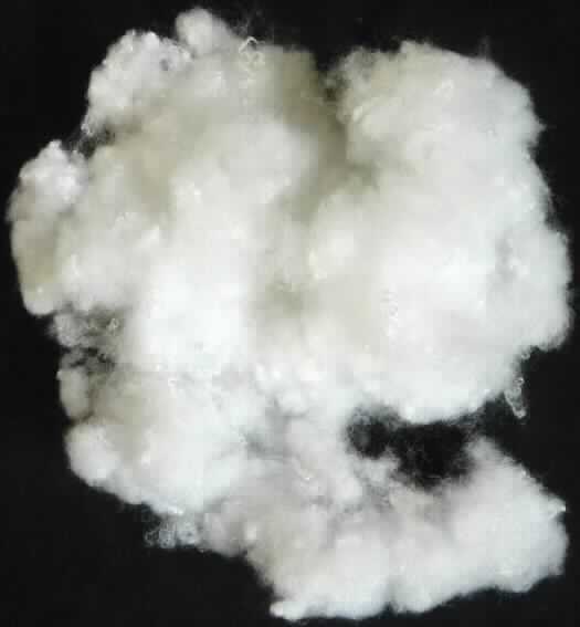 Synthetische Spinnfasern, sog. Füllwatte, Art. 968210, Foto siehe Anlage,
- aus laut Antrag Polyester,
- auf Länge geschnitten (ca. 5 cm),
- weder gekrempelt (damit keine Watte) noch gekämmt, noch anders für die Spinnerei bearbeitet,
- aufgrund der Beschaffenheit auch keine Knoten oder Noppen der Position 5601.

"Synthetische Spinnfasern, weder gekrempelt noch gekämmt noch anders für die Spinnerei bearbeitet, 
 aus Polyester"