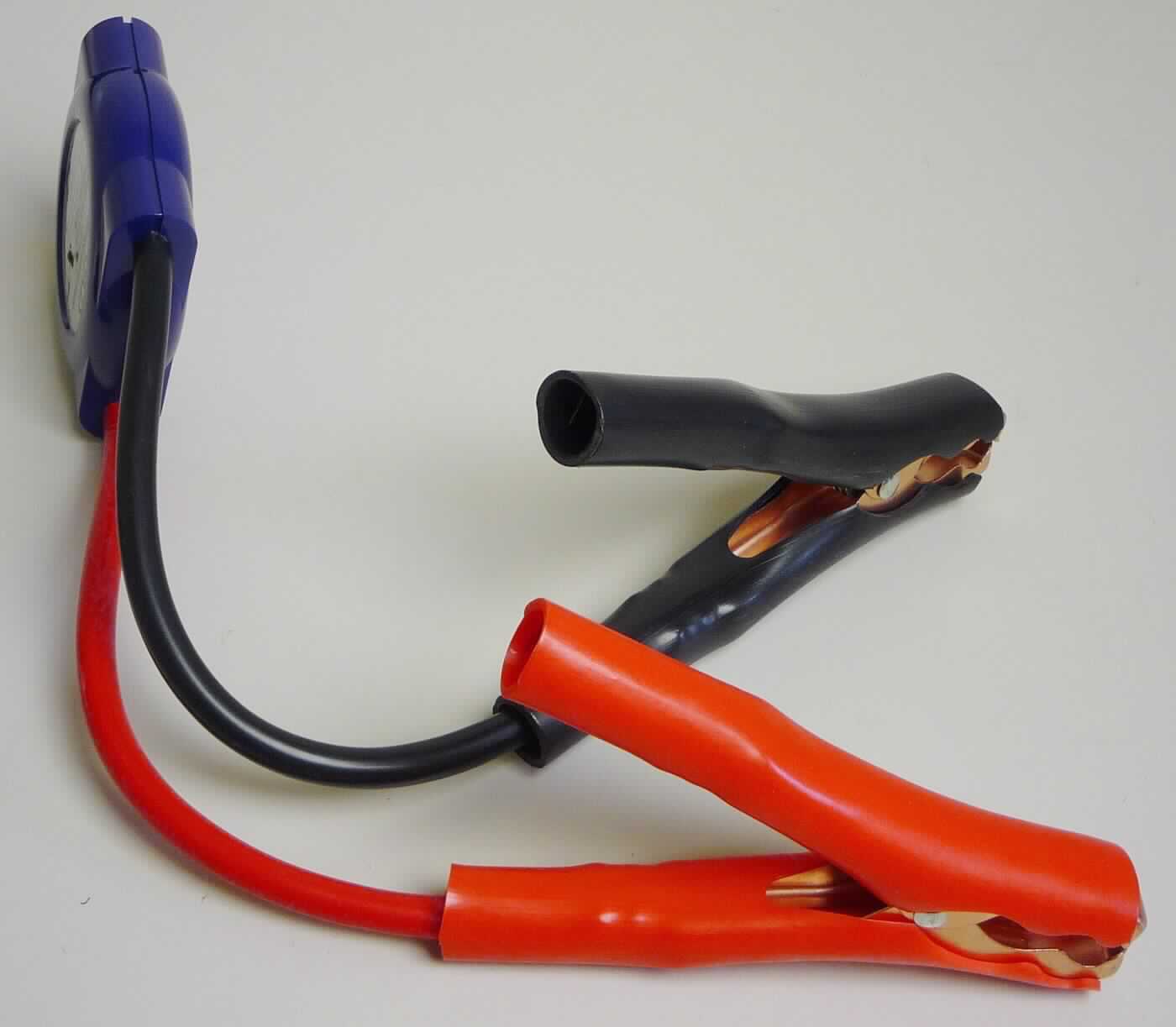 Überspannungschutzgerät,
- bestehend aus einer gedruckten Schaltung bestückt mit Widerständen, einer TVS-Diode und einer LED in einem Gehäuse mit elektrischem Anschluss (zwei Kabel mit Krokodilklemmen), 
- für eine Spannung von 12 V und eine Stromstärke von bis zu 200 A,
- zum Schutz vor Spannungsspitzen bei Schweißarbeiten an Kfz,
- mit einer Anleitung in einer Kunststofftüte in einem bedruckten Karton verpackt.

Die Ware ist als "elektrisches Gerät zum Schützen von elektrischen Stromkreisen, für eine Spannung von weniger als 1000 V, für eine Stromstärke von mehr als 125 A, nicht für bestimmte Luftfahrzeuge" einzureihen.

Anlage: 1 Abbildung
