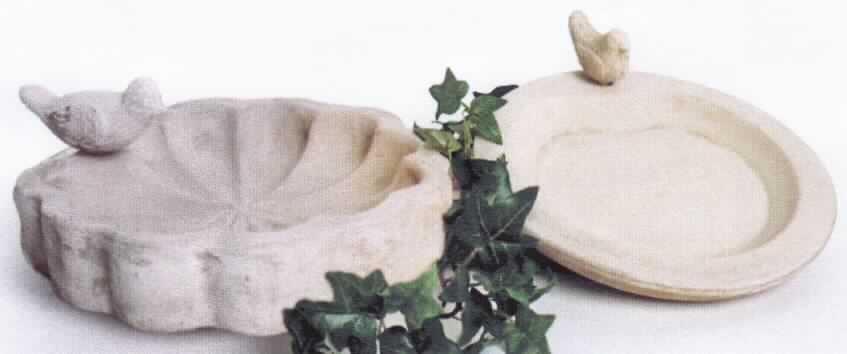 Andere keramische Ware, Vogeltränke (ein Warenmuster wurde nicht vorgelegt, Einreihung 
anhand Antragsangaben und Abbildung), siehe Foto, 
- unglasierte, schalenartige, runde Tränke für Vögel, 
- mit einer am oberen Rand angearbeiteten, stilisierten Nachbildung eines Vogels verziert,
- mit einem Durchmesser von 23 cm und einer Höhe von 7 cm, 
- keramisches Erzeugnis, nach der Formgebung gebrannt, tonmineralhaltiges Material 
  enthaltend, 
- aus (lt. Antrag) feinen Erden, 
- die Verwendung als Gebrauchsgegenstand (Vogeltränke für den Garten) wird durch die 
  Form und die Verzierung nicht eingeschränkt, somit keine Einreihung in die Position 6913 
  als Ziergegenstand. 

"Andere keramische Ware (Vogeltränke) aus feinen Erden"