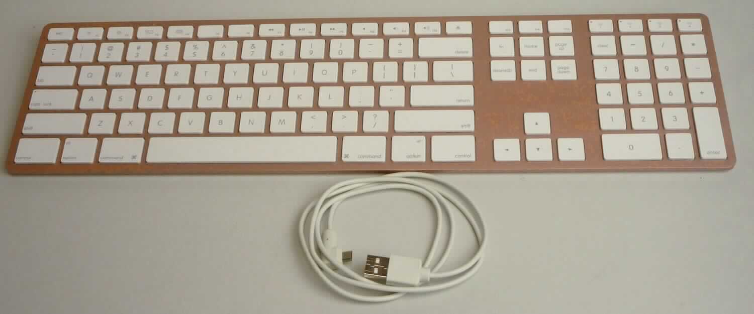 Eingabegerät, sog. Jenimage Wireless Aluminium Keyboard, in Form einer Warenzusammenstellung aus Anleitung, USB-Kabel und Tastatur (charakterbestimmend im Hinblick auf die Verwendung). Die Tastatur besteht im Wesentlichen aus einer mit aktiven und passiven Bauelementen bestückten gedruckten Schaltung und Bluetooth-Modul sowie flexibler Schaltmatte mit Kontaktpunkten sowie mit Funktions-, Cursorsteuer- Dezimalblock- und alphanumerischen Tasten.
Das 441 x 116 x 19 mm große Gerät ist über eine USB-Schnittstelle bzw. mittels Bluetooth unmittelbar an die Zentraleinheit einer automatischen Datenverarbeitungsmaschine anschließbar und in der Lage, Daten in einer vom System verwendbaren Form zu liefern.
Die Bestandteile der Zusammenstellung sind gemeinsam in einem Karton für den Einzelverkauf aufgemacht.

Die Ware wird als "Eingabeeinheit für automatische Datenverarbeitungsmaschinen, Tastatur" eingereiht.

Anlage: 1 Abbildung