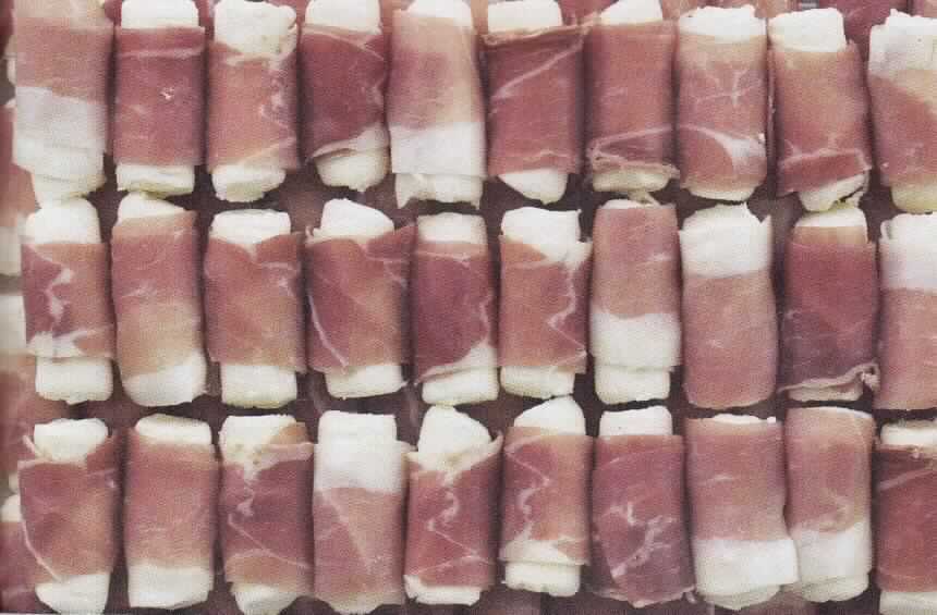 Frischkäsezubereitung

Vorgelegt wurde eine Original-Kunststoffwanne mit Etikett, das Angaben enthält über den Hersteller, die Produkt-
bezeichnung, die Zusammensetzung (im Wesentlichen Frischkäsezubereitung, Rohschinken und Rapsöl) und 
den Inhalt (1000 g). In der Kunststoffwanne befinden sich weiße Frischkäseröllchen (Länge ca. 4 cm), umwickelt 
mit Rohschinken und eingelegt in Öl. Gemäß Angabe wird das Öl vor dem Verzehr der Ware abgetropft.
Der Frischkäse bestimmt den Charakter der Ware. 

Milchfettgehalt des Käses (Weibull-Stoldt): weniger als 40 GHT
Käseanteil (bez. auf die Ware ohne Öl)*: 70 GHT

*: berechnet aus den Rezepturangaben

Frischkäse (nichtgereifter Käse), mit einem Fettgehalt von 40 GHT oder weniger, anderer als Pizza-Käse und Skyr, 
Frischkäsezubereitung