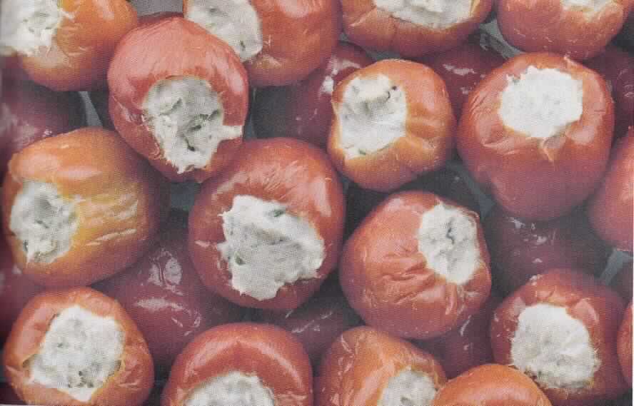 Gemüse, mit Thunfischzubereitung gefüllt.

Antragsangaben (als zutreffend unterstellt): Bonito, Peppadew mit Thunfischmousse, gekühlt. Zur Zusammensetzung wurden vertrauliche Angaben gemacht. Verpackungseinheit: 1 kg Schale.

Ein Warenmuster wurde nicht vorgelegt.
Nach dem vorgelegten Foto liegen Kirschpaprika vor, die mit einer Thunfisch-Käse-Zubereitung gefüllt sind. 

Anderes Gemüse, anders als mit Essig oder Essigsäure zubereitet oder haltbar gemacht, nicht gefroren, ausgenommen Erzeugnisse der Position 2006, Früchte der Gattung Capsicum, mit brennendem Geschmack, andere.