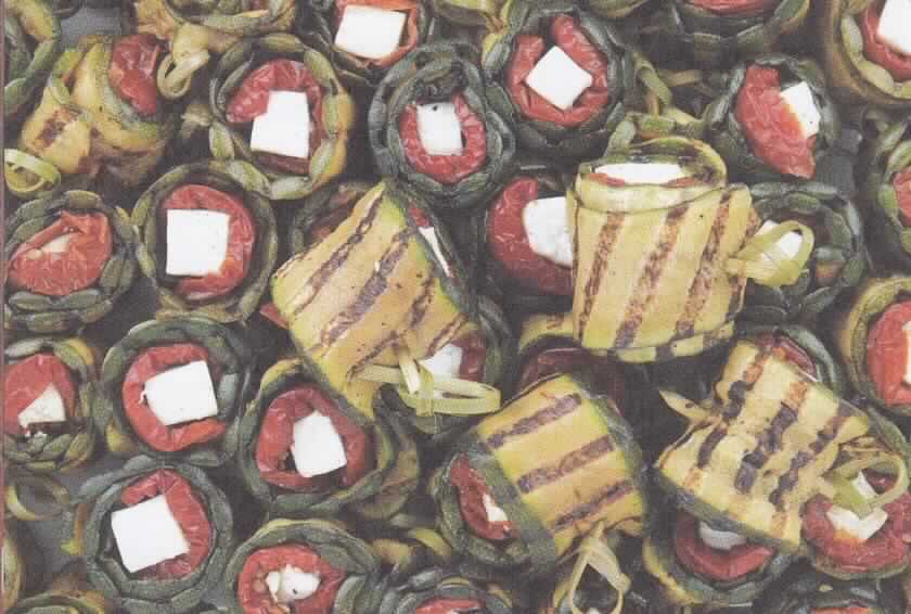 Gemüse, mit Käse gefüllt.

Antragsangaben (als zutreffend unterstellt): Rondini Zucchini, gegrillte Zucchini mit Koch's Appenzeller Ziegenkäse und Tomaten, gekühlt. Zur Zusammensetzung wurden vertrauliche Angaben gemacht. Verpackungseinheit: 1 kg Schale.

Ein Warenmuster wurde nicht vorgelegt.
Nach dem vorgelegten Foto liegen Rouladen aus gegrillten Zucchini vor, die mit Käse und Tomaten gefüllt sind. 

Anderes Gemüse, anders als mit Essig oder Essigsäure zubereitet oder haltbar gemacht, nicht gefroren, ausgenommen Erzeugnisse der Position 2006, Mischungen von Gemüsen, andere.